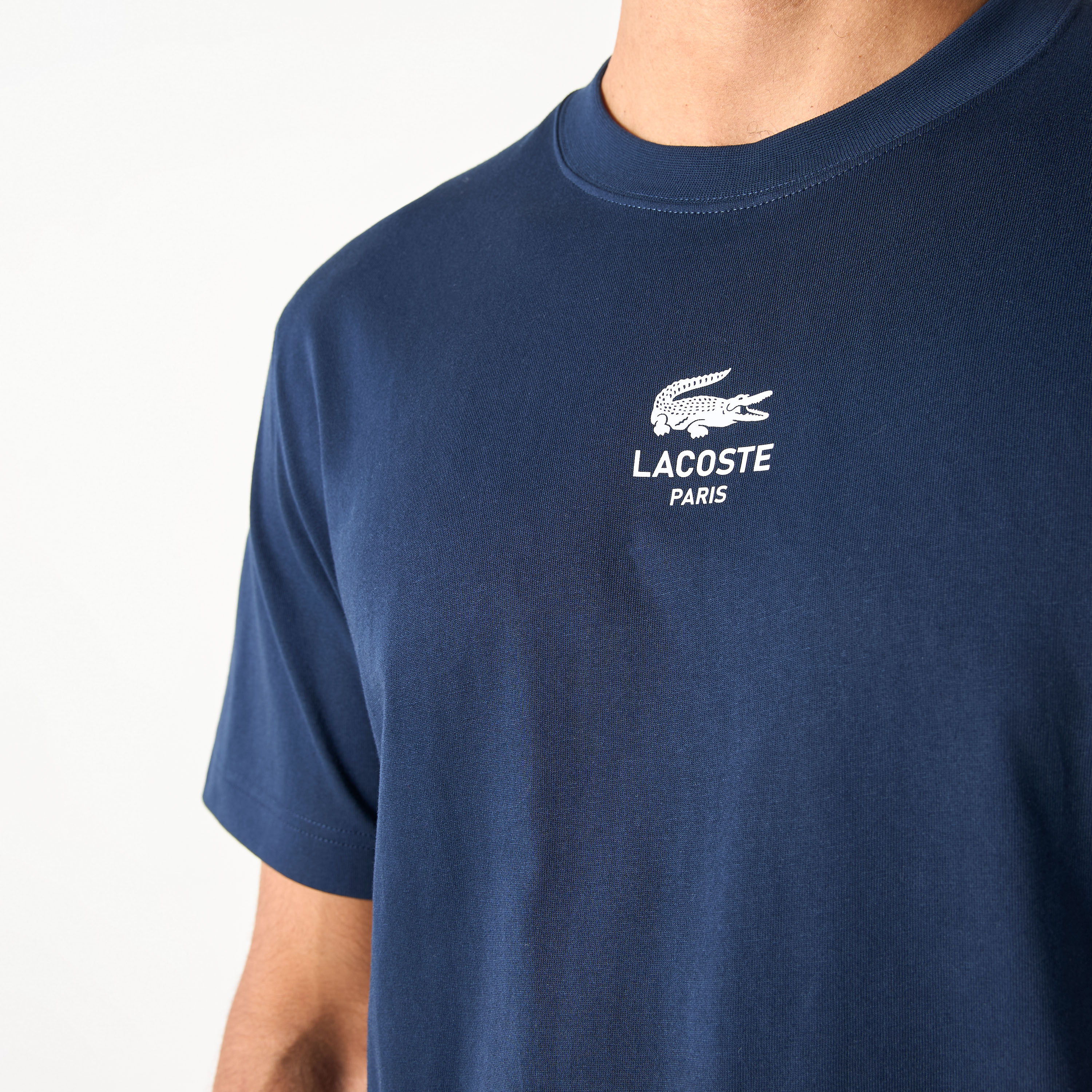 تيشيرت بياقة ضيقة وأكمام قصيرة وطبعات شعار من لاكوست-men-clothing-tshirtsandpolos-tshirts-image-3