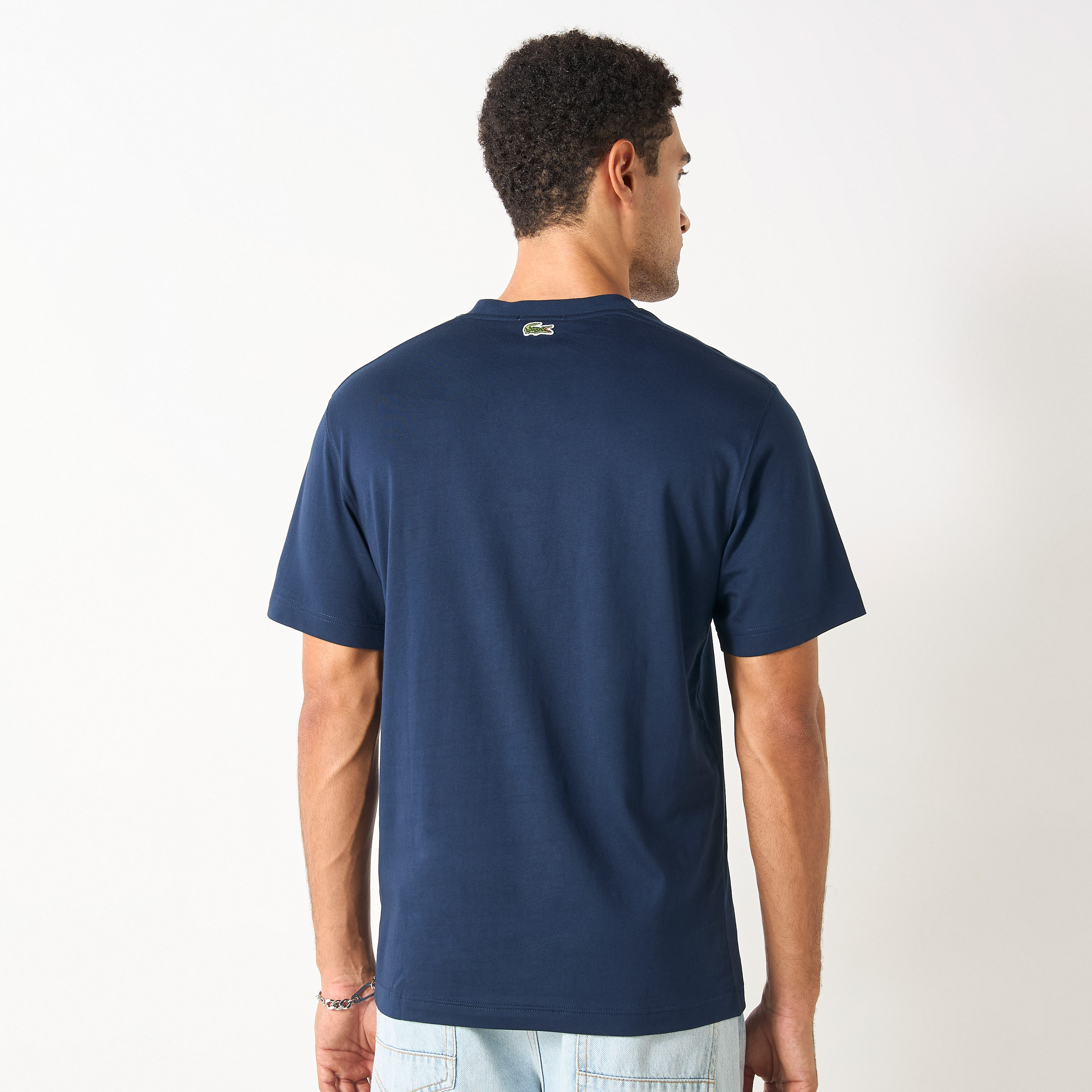 تيشيرت بياقة ضيقة وأكمام قصيرة وطبعات شعار من لاكوست-men-clothing-tshirtsandpolos-tshirts-image-5