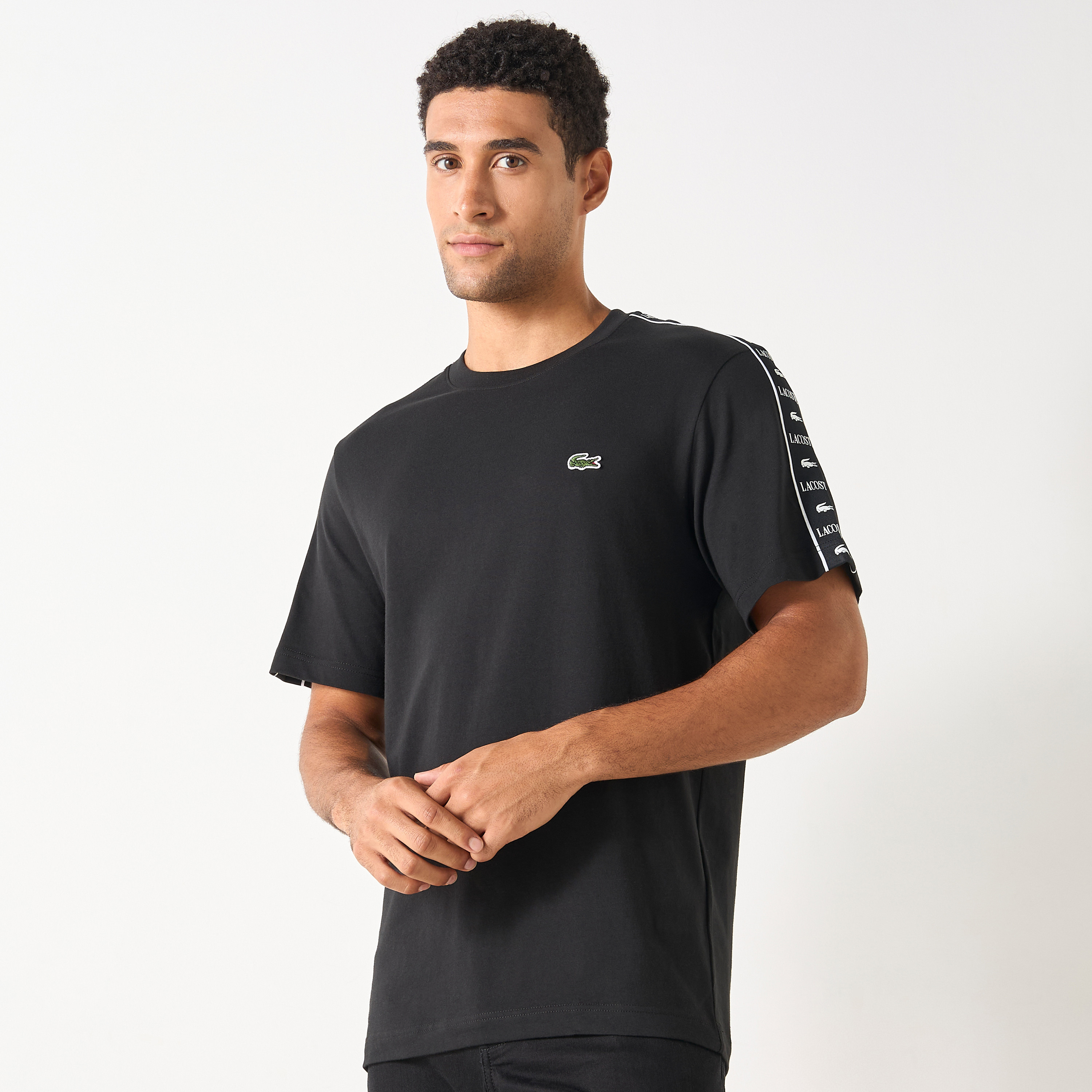 تيشيرت بياقة ضيقة وأكمام قصيرة وزخارف شعار من لاكوست-men-clothing-tshirtsandpolos-tshirts-image-1