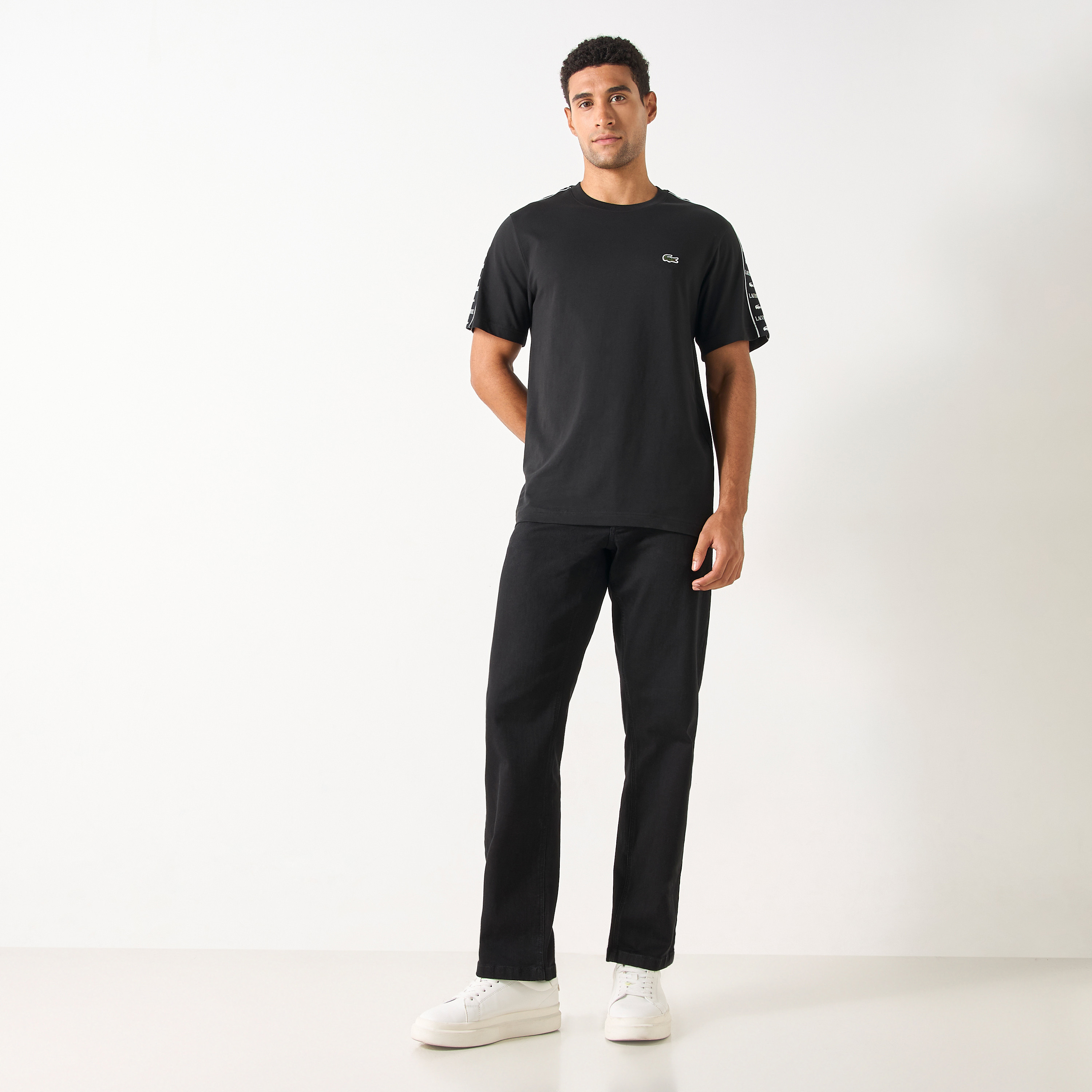 تيشيرت بياقة ضيقة وأكمام قصيرة وزخارف شعار من لاكوست-men-clothing-tshirtsandpolos-tshirts-image-2