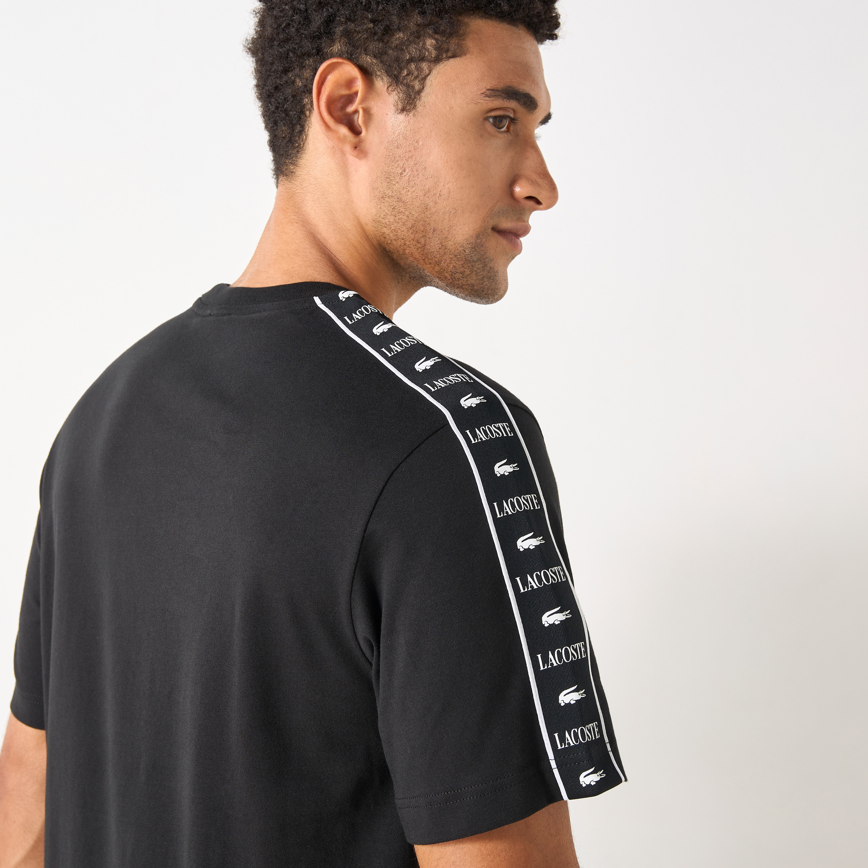 تيشيرت بياقة ضيقة وأكمام قصيرة وزخارف شعار من لاكوست-men-clothing-tshirtsandpolos-tshirts-image-3