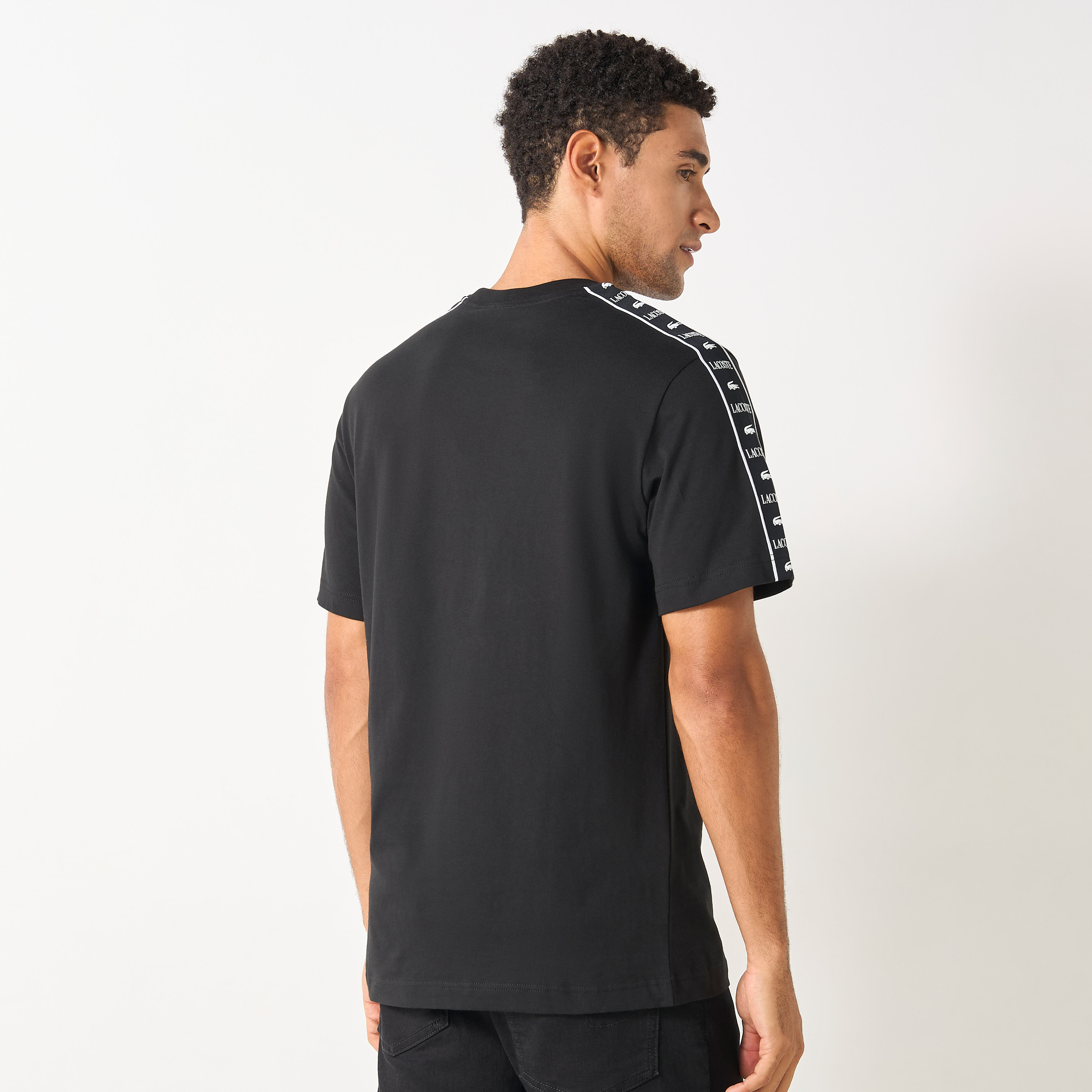 تيشيرت بياقة ضيقة وأكمام قصيرة وزخارف شعار من لاكوست-men-clothing-tshirtsandpolos-tshirts-image-5