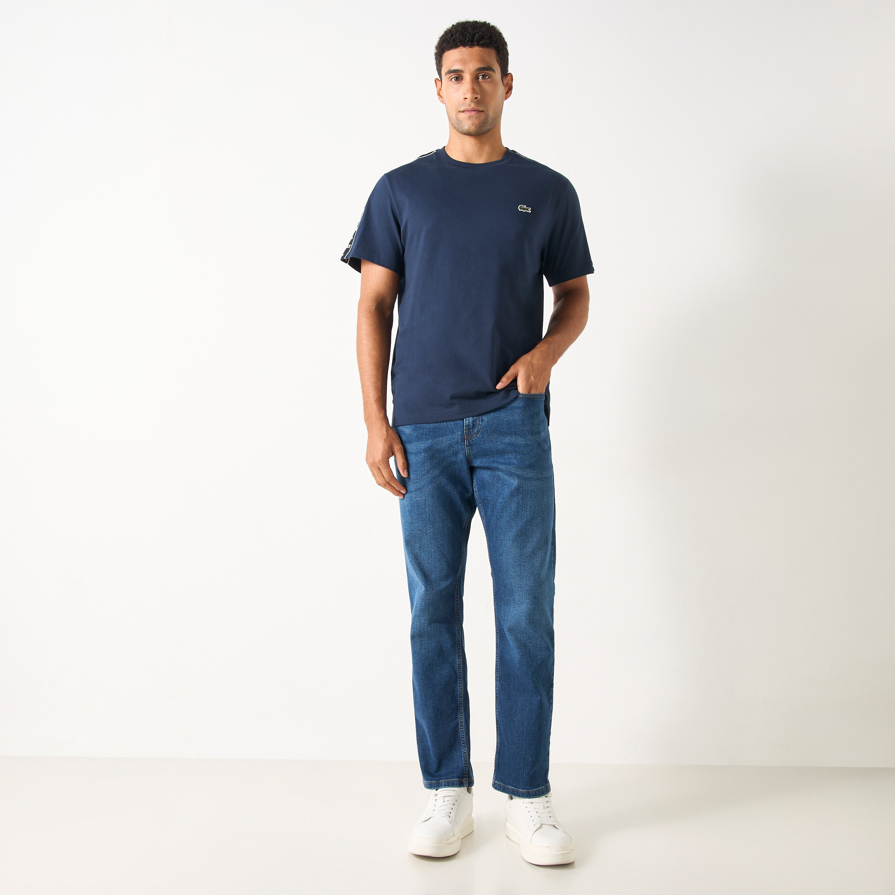 تيشيرت سادة بياقة ضيقة وأكمام قصيرة وشريط من لاكوست-men-clothing-tshirtsandpolos-tshirts-image-2