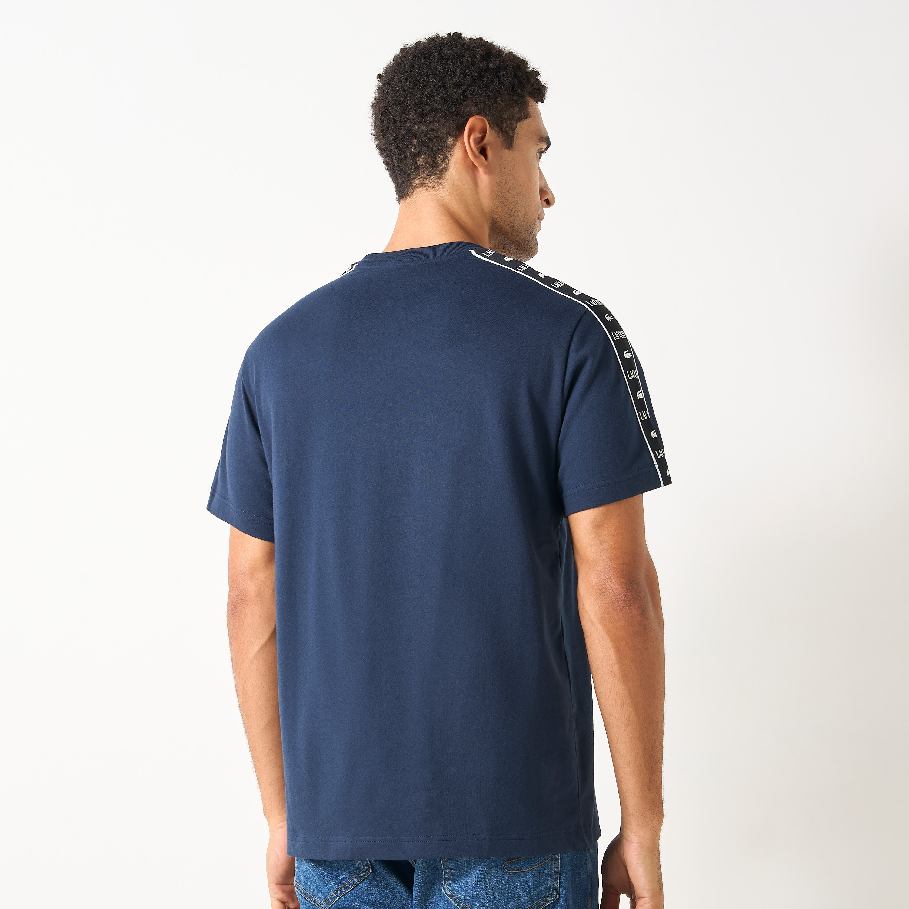 تيشيرت سادة بياقة ضيقة وأكمام قصيرة وشريط من لاكوست-men-clothing-tshirtsandpolos-tshirts-image-5