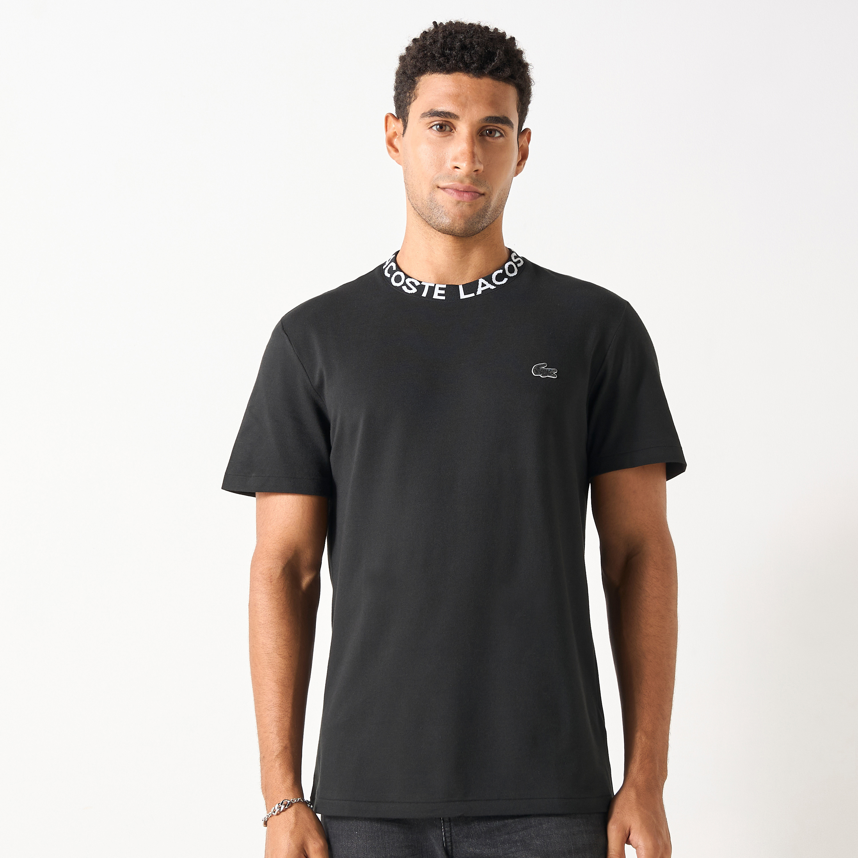 تيشيرت بياقة مستديرة وأكمام قصيرة وطبعات شعار من لاكوست-men-clothing-tshirtsandpolos-tshirts-image-1