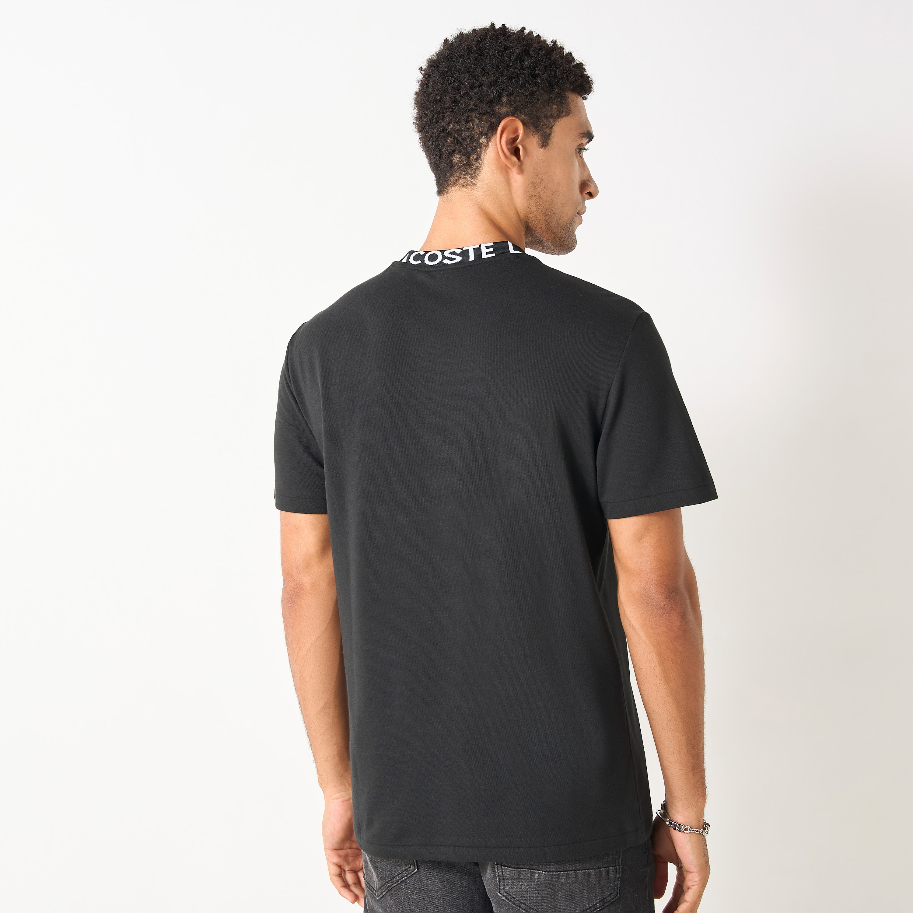 تيشيرت بياقة مستديرة وأكمام قصيرة وطبعات شعار من لاكوست-men-clothing-tshirtsandpolos-tshirts-image-5