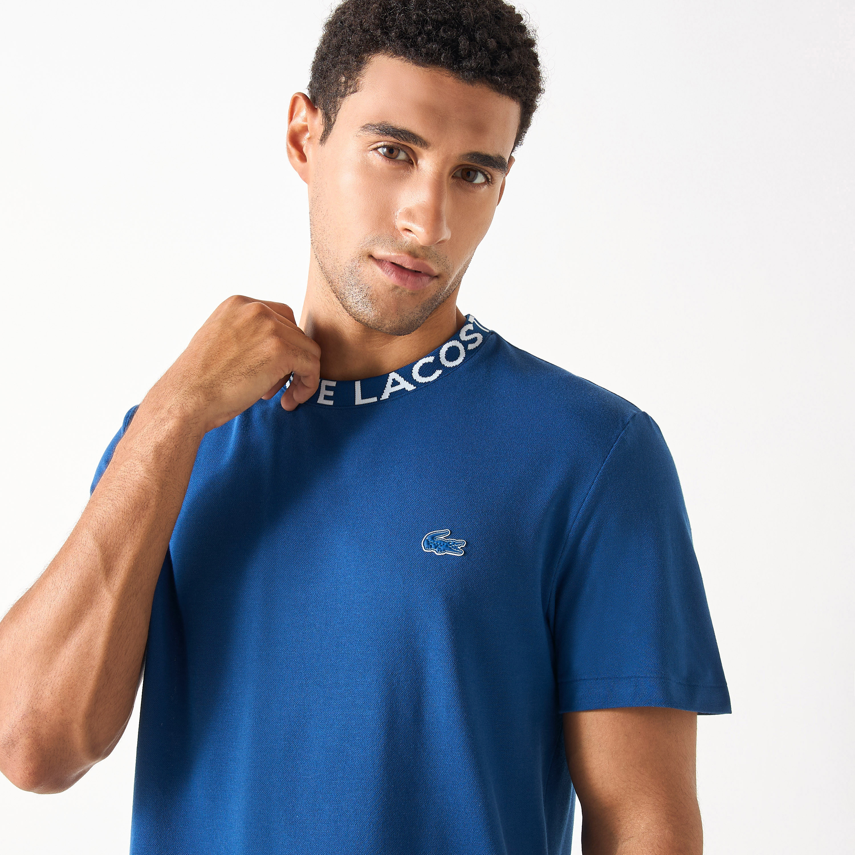 تيشيرت بياقة مستديرة وأكمام قصيرة وطبعات شعار من لاكوست-men-clothing-tshirtsandpolos-tshirts-image-4
