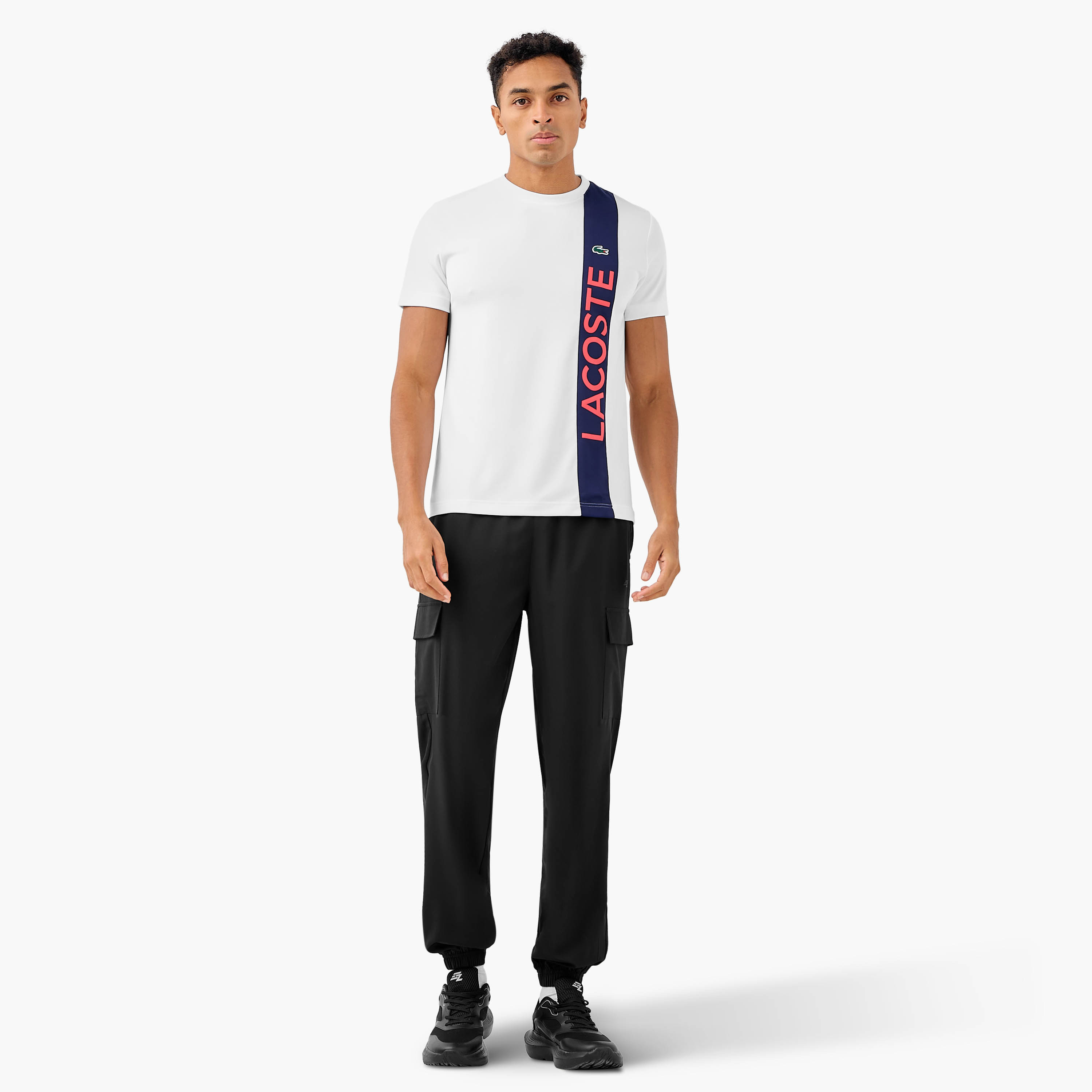تيشيرت بياقة ضيقة وأكمام قصيرة وطبعات شعار من لاكوست-men-clothing-tshirtsandpolos-tshirts-image-2