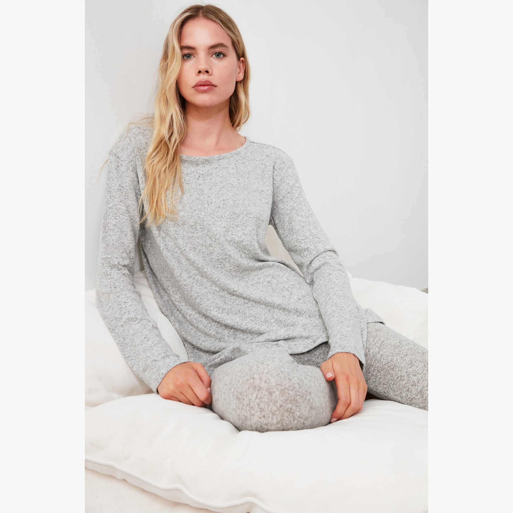 Trendyol Solid Round Neck T-shirt and Pyjama Set-women-clothing-nightwear-pyjamas-longsets-image-1