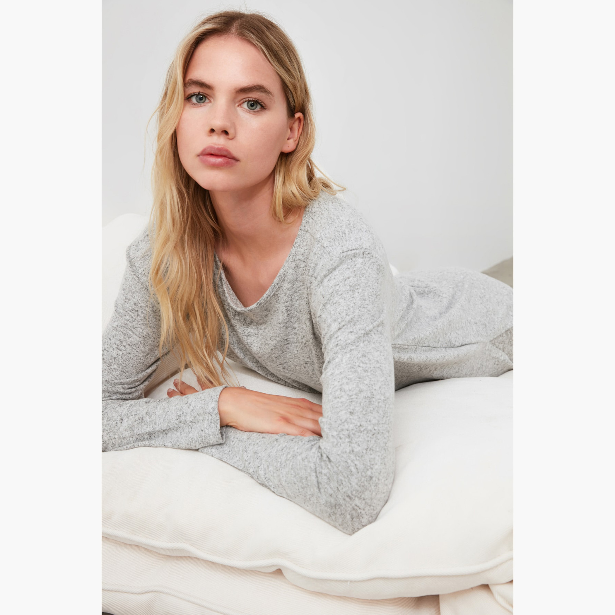 طقم بنطلون بيجاما وتيشيرت سادة بياقة مستديرة من ترينديول-women-clothing-nightwear-pyjamas-longsets-image-3
