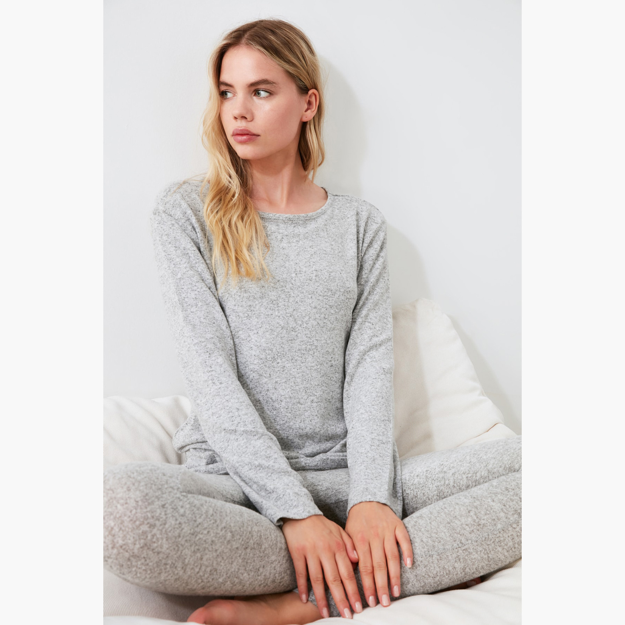 طقم بنطلون بيجاما وتيشيرت سادة بياقة مستديرة من ترينديول-women-clothing-nightwear-pyjamas-longsets-image-4