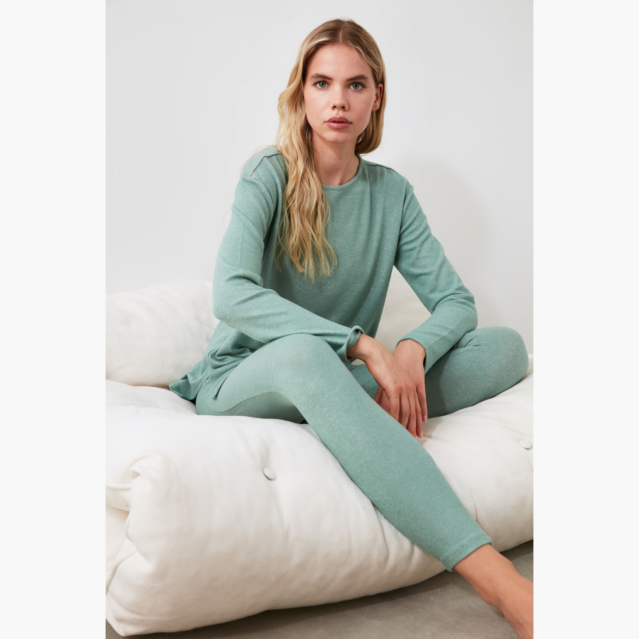 طقم بيجاما سادة بياقة ضيقة وأكمام طويلة من ترينديول-women-clothing-nightwear-pyjamas-longsets-image-2