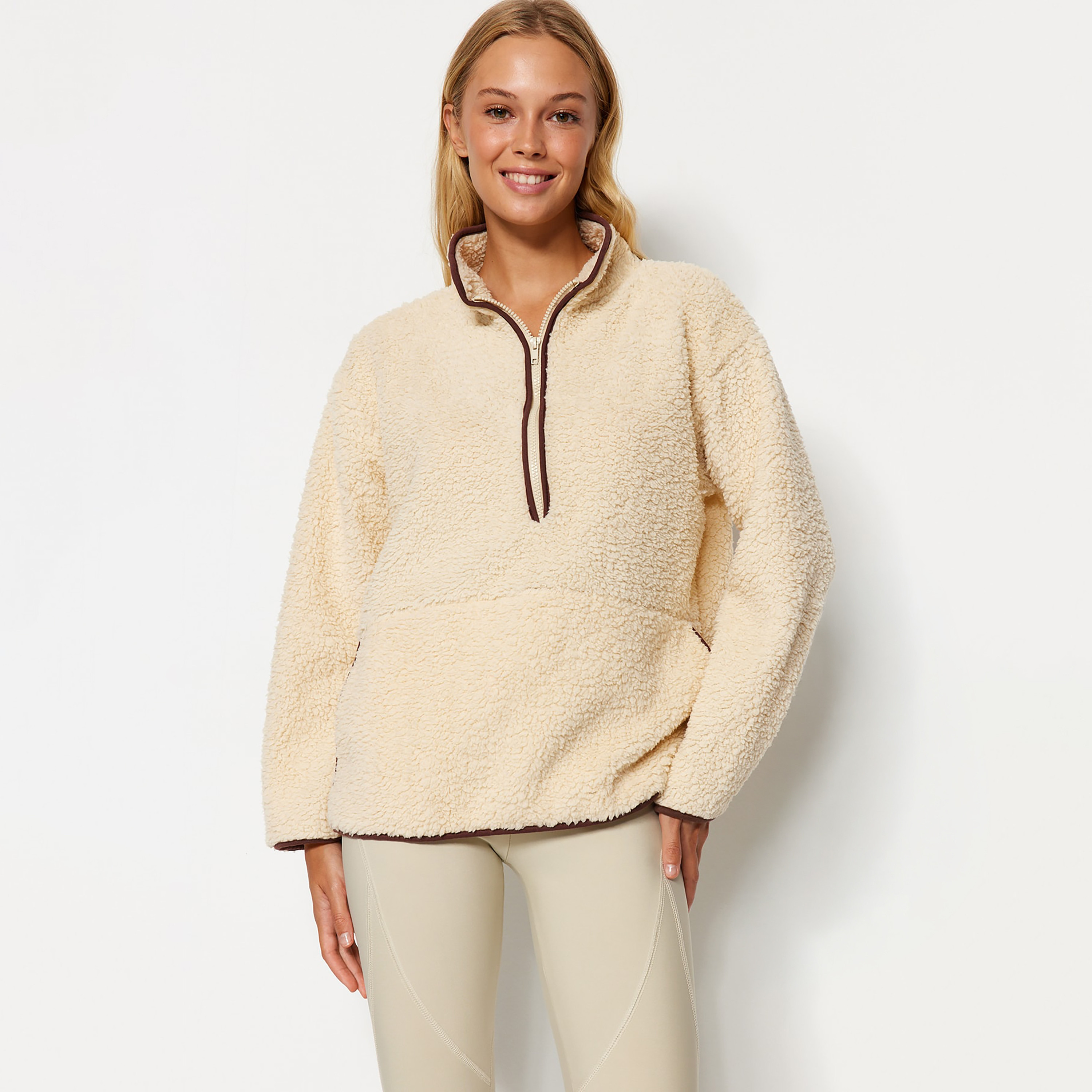 سويت شيرت حريمي بيج من قماش الفليس بياقة مرتفعة وأكمام مسدلة من تريندyولميلا-women-clothing-hoodiesandsweatshirts-sweatshirts-image-1