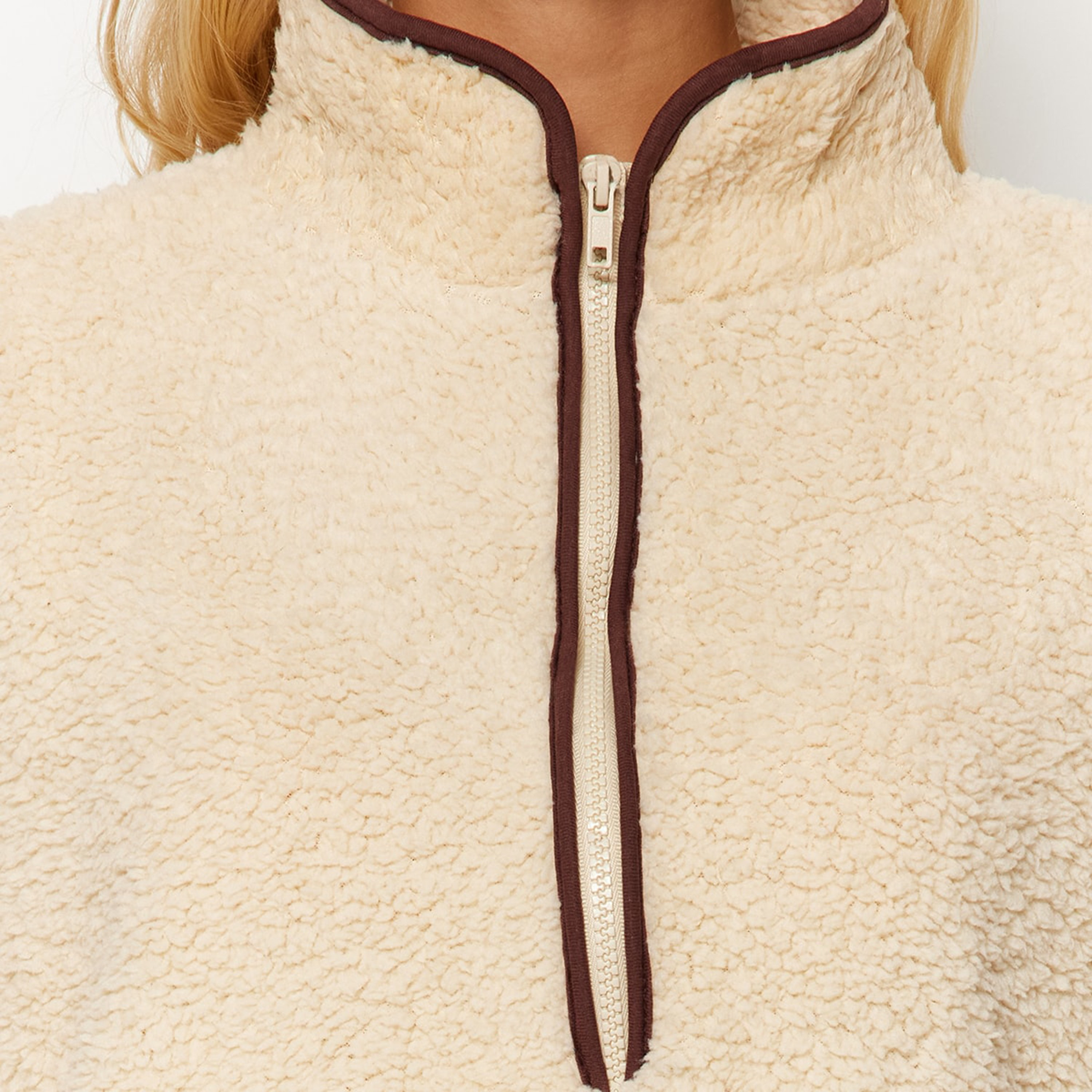 سويت شيرت حريمي بيج من قماش الفليس بياقة مرتفعة وأكمام مسدلة من تريندyولميلا-women-clothing-hoodiesandsweatshirts-sweatshirts-image-6