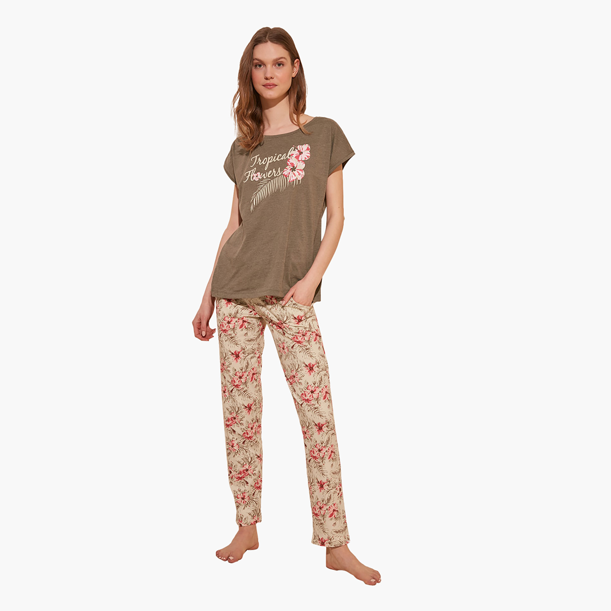 طقم تيشيرت بياقة مستديرة وطبعات وبنطلون بيجاما من تريندول-women-clothing-nightwear-pyjamas-longsets-image-1