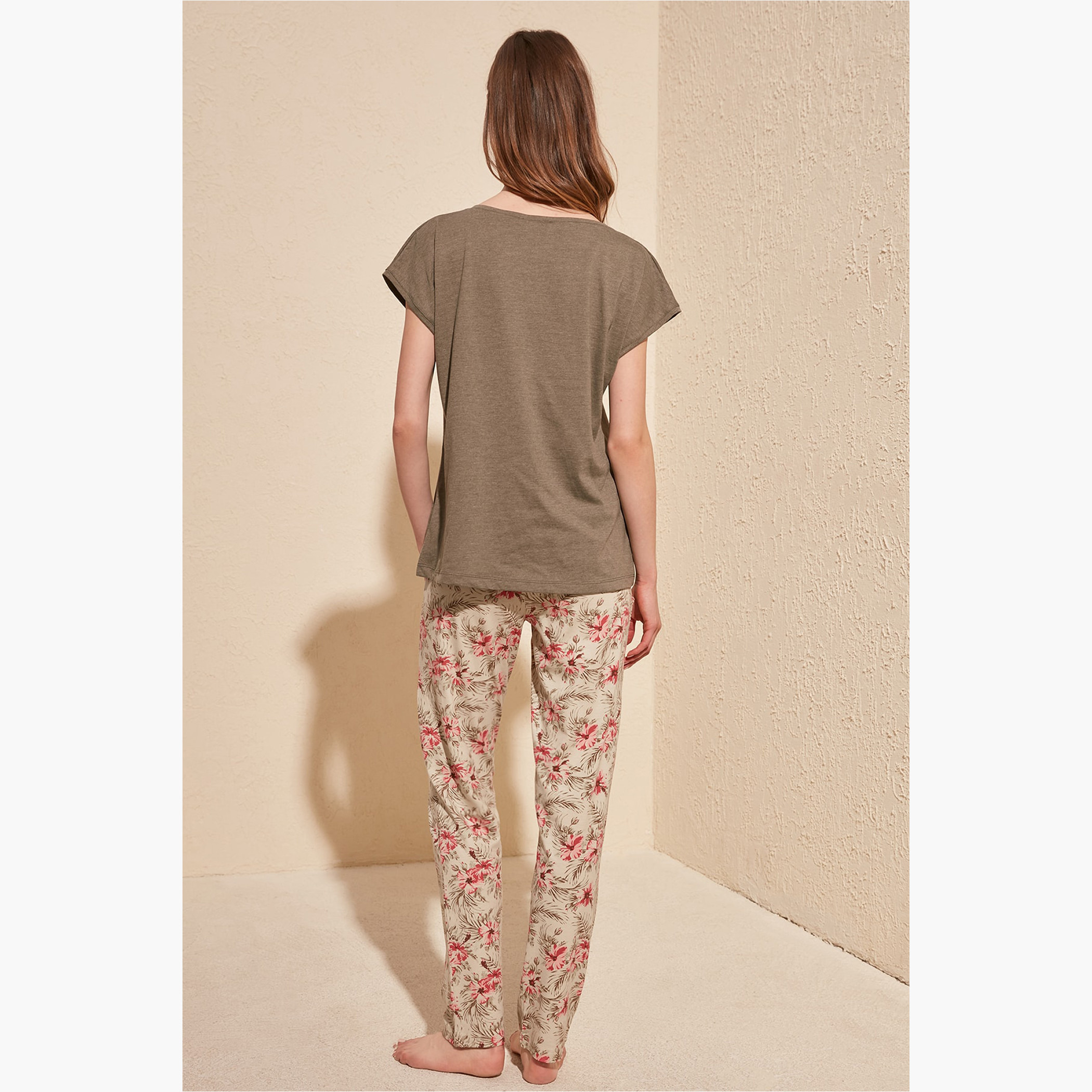 طقم تيشيرت بياقة مستديرة وطبعات وبنطلون بيجاما من تريندول-women-clothing-nightwear-pyjamas-longsets-image-3