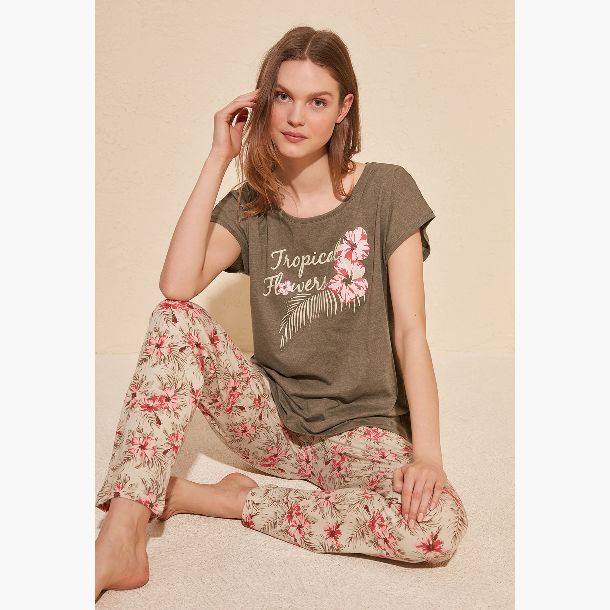 طقم تيشيرت بياقة مستديرة وطبعات وبنطلون بيجاما من تريندول-women-clothing-nightwear-pyjamas-longsets-image-4
