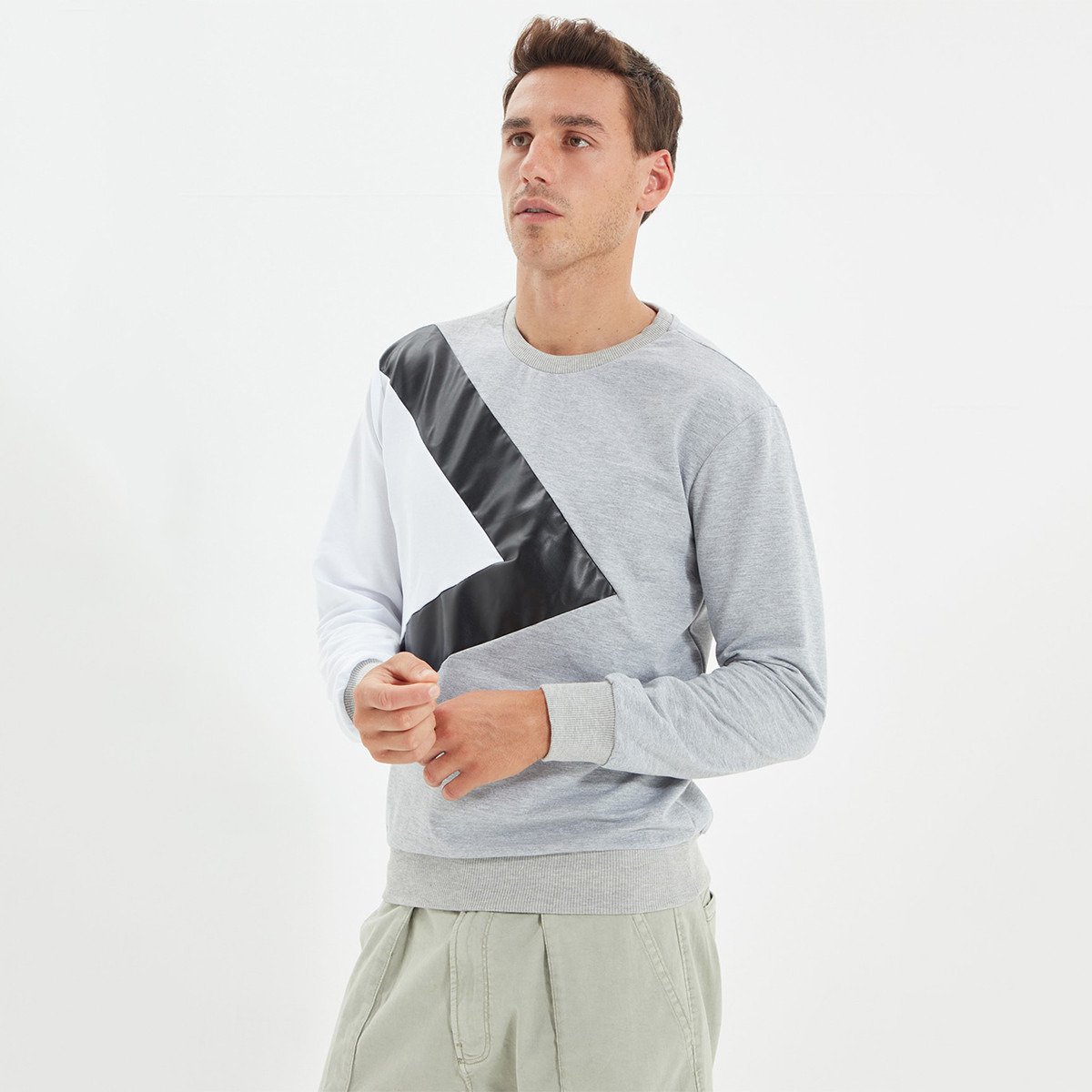 Trendyol Men Colour Blocking Crew Neck Sweatshirt-men-winterwear-hoodiesandsweatshirts-image-2