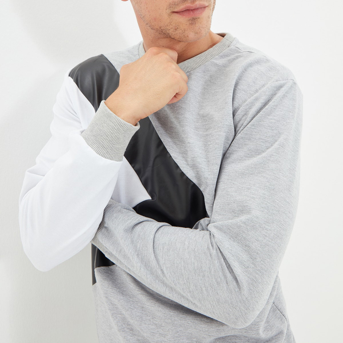 Trendyol Men Colour Blocking Crew Neck Sweatshirt-men-winterwear-hoodiesandsweatshirts-image-4