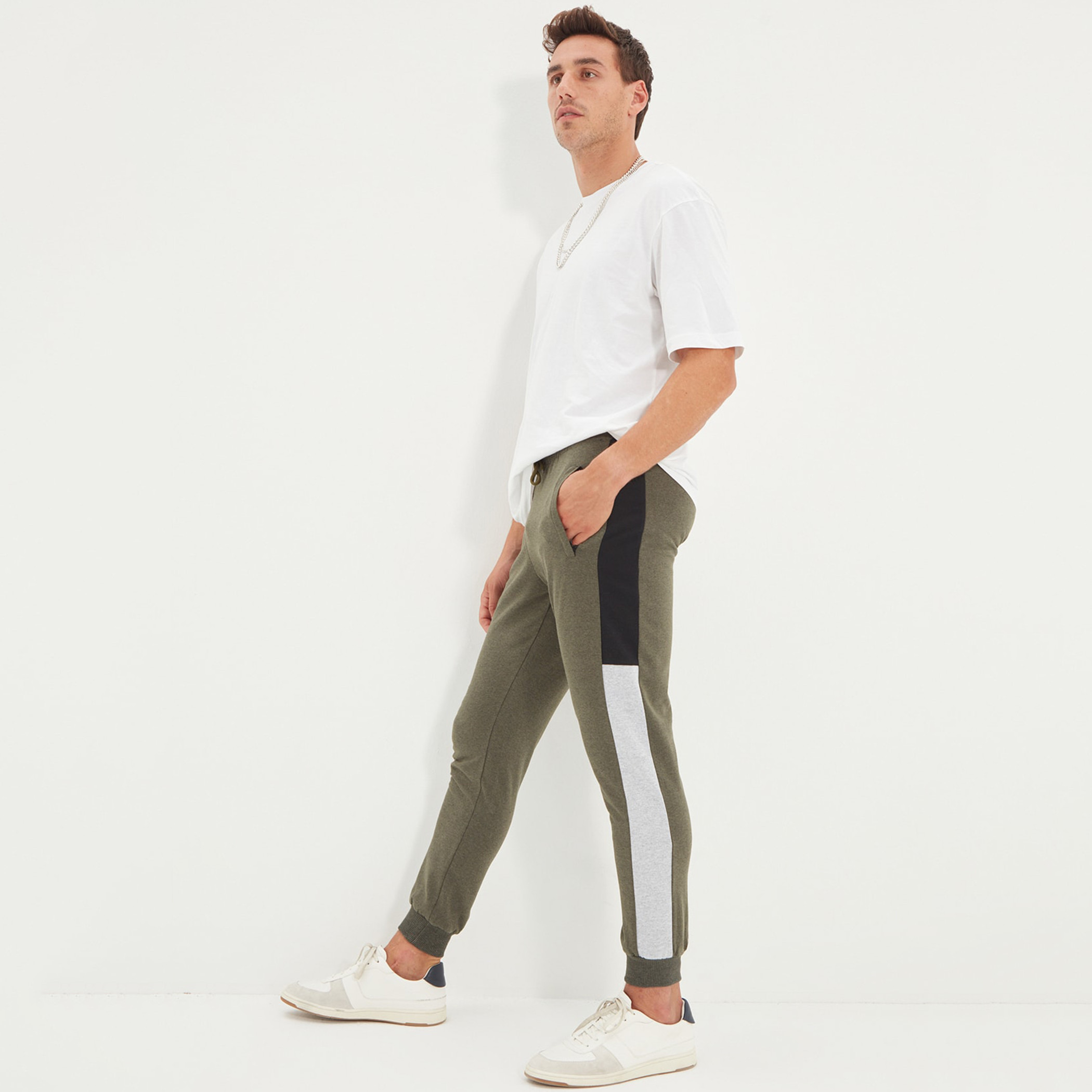 Trendyol Men Solid Pocket Detail Drawstring Jogger-men-clothing-bottoms-joggers-image-3