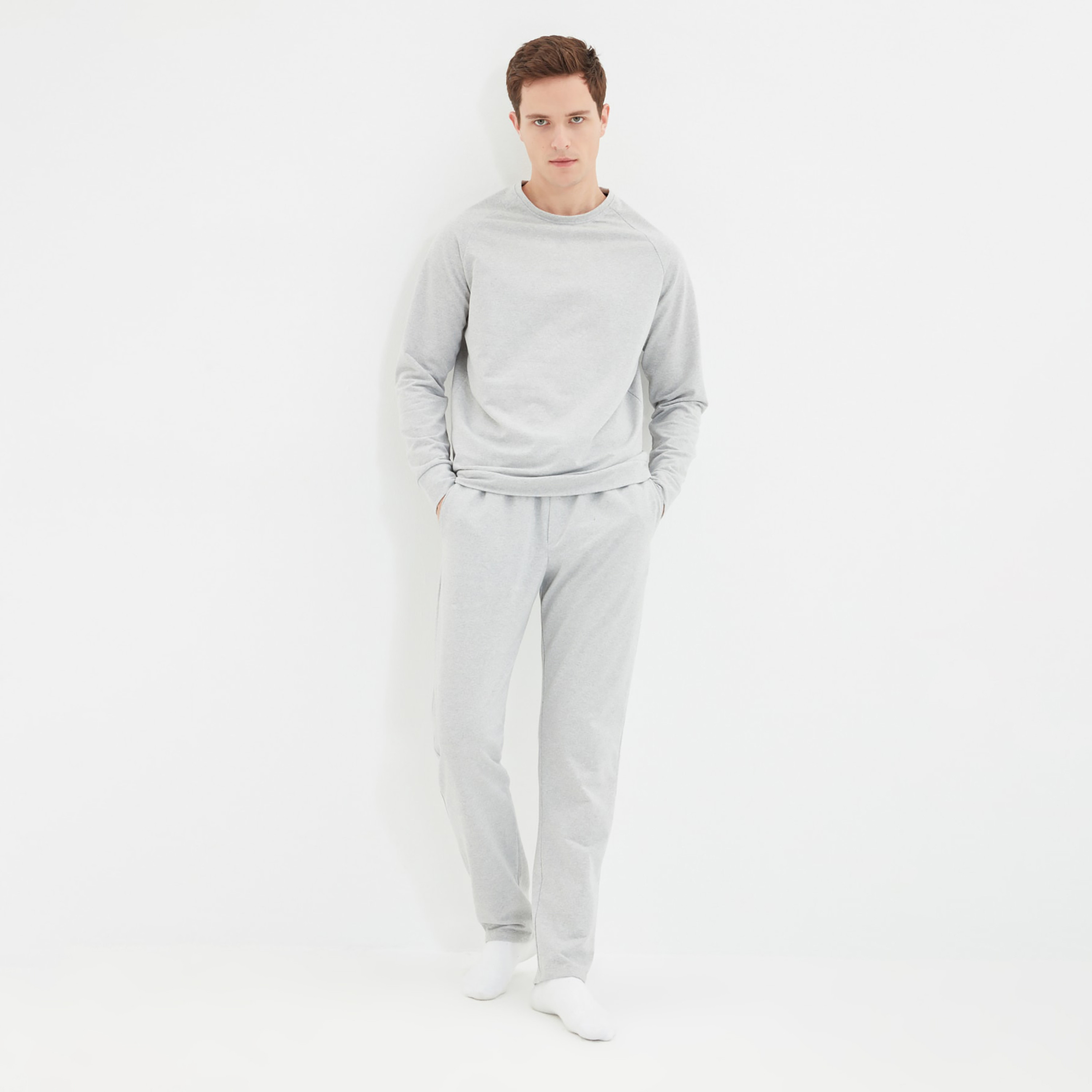 طقم كنزة وبيجاما برباط من ترينديول بياقة دائرية سادة بلون رمادي للرجال-men-clothing-nightwear-sets-image-11