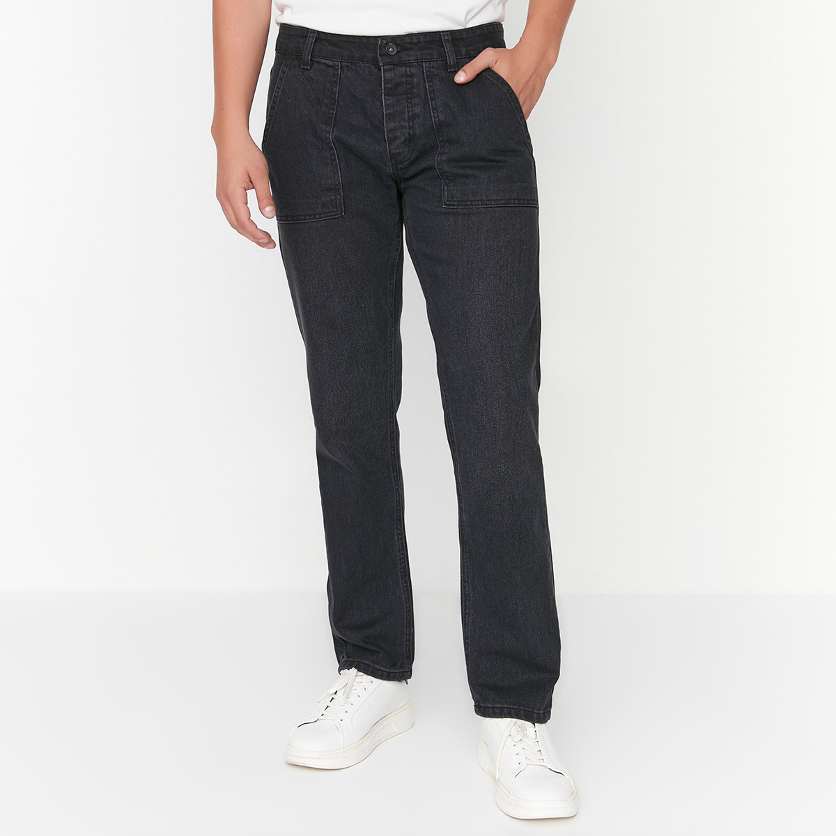 بنطلون جينز مستقيم من ترينديول رجالي بلون اسود سادة مع جيب فاتح-men-clothing-bottoms-jeans-image-1