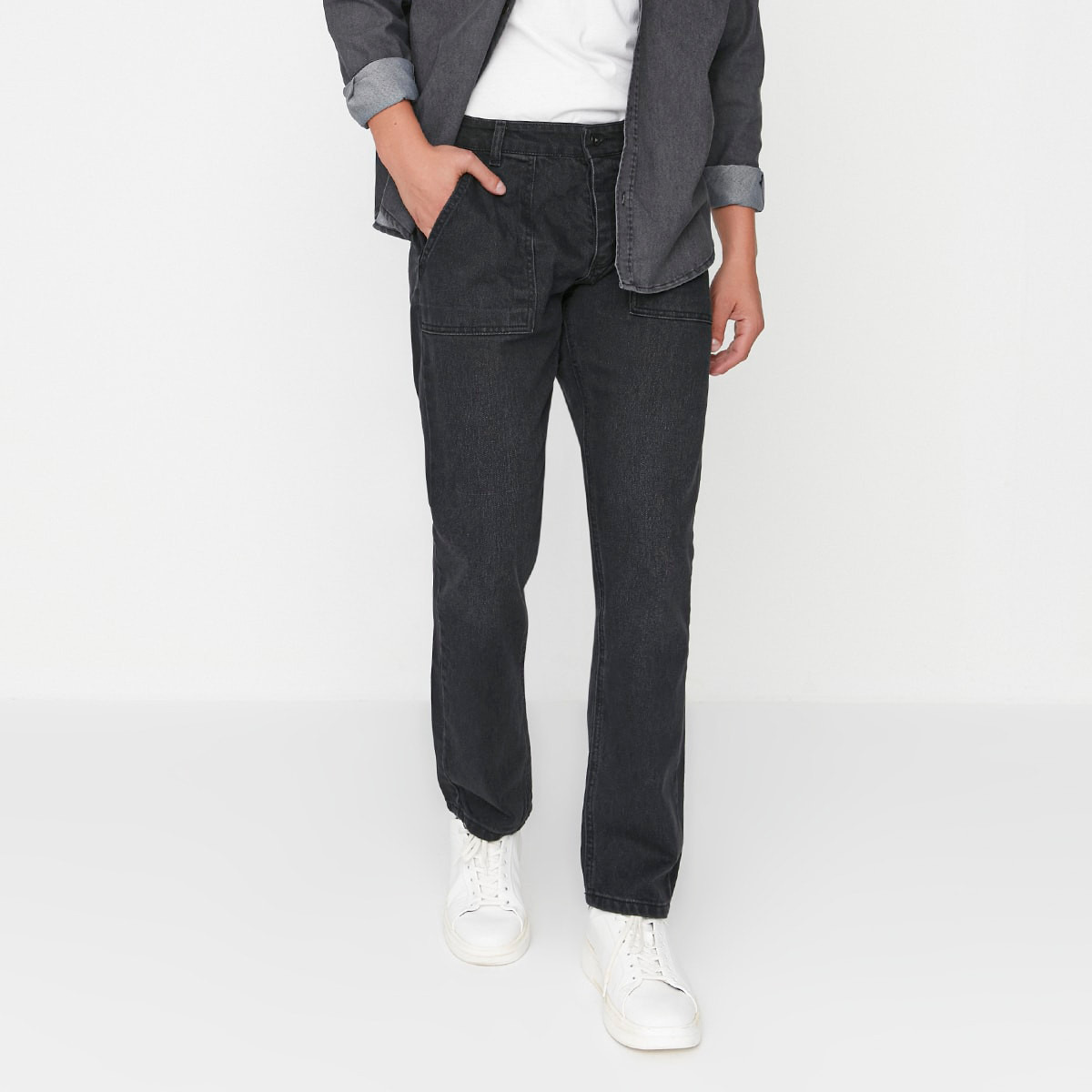 بنطلون جينز مستقيم من ترينديول رجالي بلون اسود سادة مع جيب فاتح-men-clothing-bottoms-jeans-image-2
