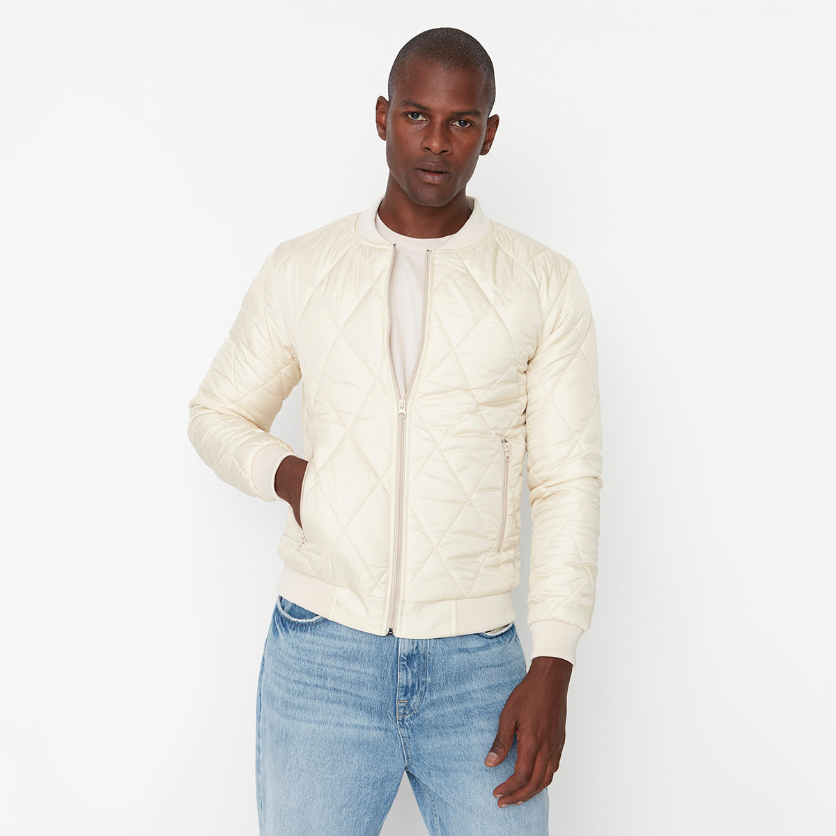جاكيت ترينديول للرجال مع مبطن كريمي بسحاب أمامي وجيوب مائلة بسحاب-men-clothing-jacketsandblazers-jackets-image-1