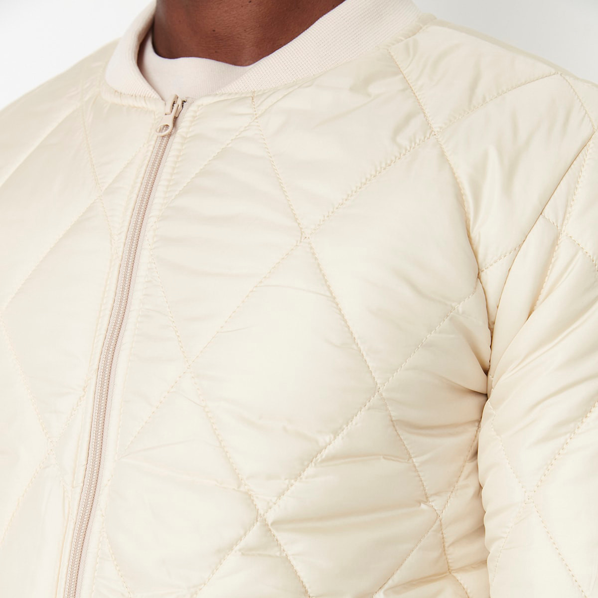 جاكيت ترينديول للرجال مع مبطن كريمي بسحاب أمامي وجيوب مائلة بسحاب-men-clothing-jacketsandblazers-jackets-image-4