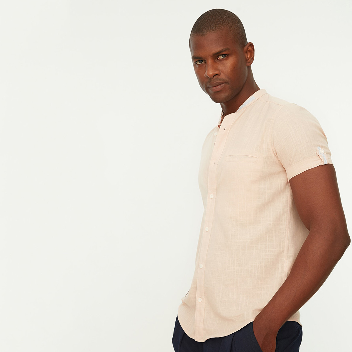 ترينديول قميص وردي سادة بياقة ماندرين وأكمام قصيرة مع جيب للرجال-men-clothing-shirts-image-3