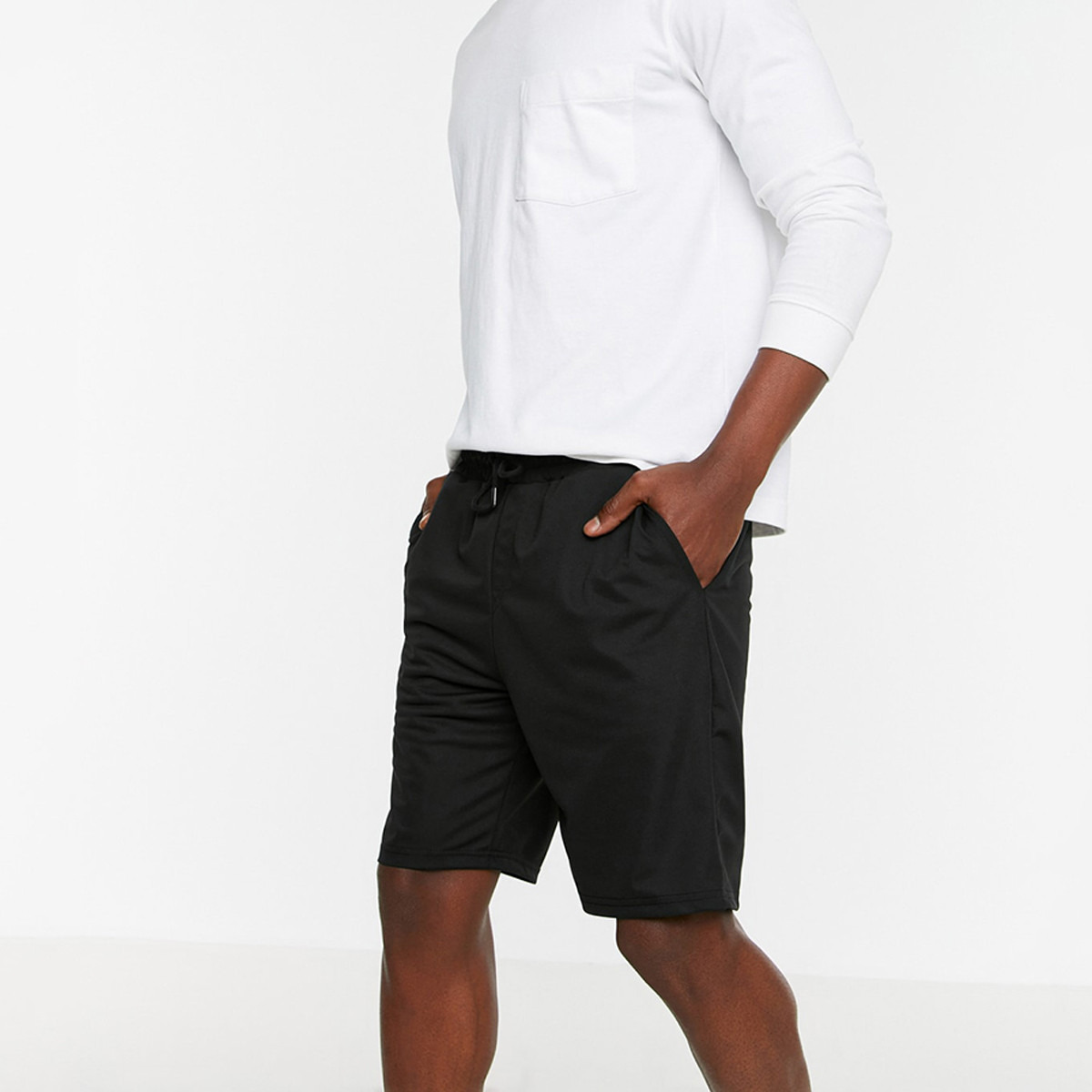 شورتز ترينديول بلون أسود سادة برباط و جيب للرجال-men-clothing-bottoms-shorts-image-1