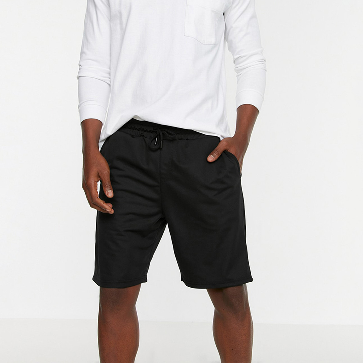 شورتز ترينديول بلون أسود سادة برباط و جيب للرجال-men-clothing-bottoms-shorts-image-2