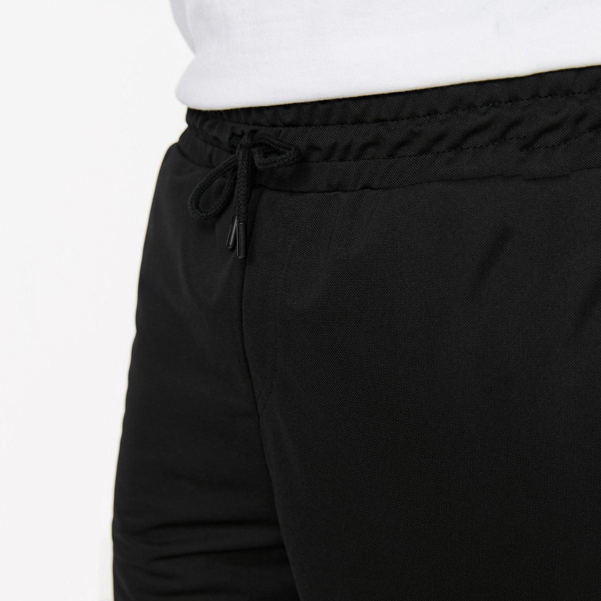 شورتز ترينديول بلون أسود سادة برباط و جيب للرجال-men-clothing-bottoms-shorts-image-3