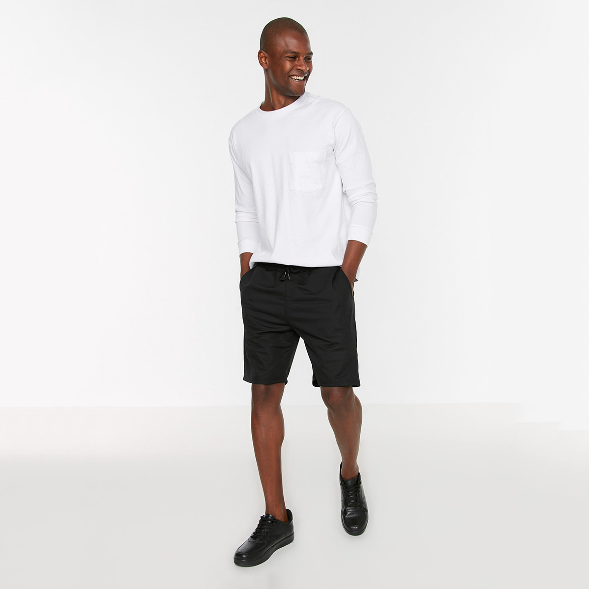 شورتز ترينديول بلون أسود سادة برباط و جيب للرجال-men-clothing-bottoms-shorts-image-4