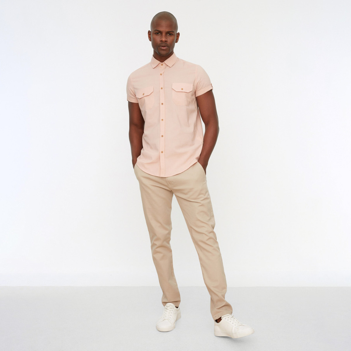 ترينديول قميص وردي بأكمام قصيرة بياقة وجيب للرجال-men-clothing-shirts-image-2