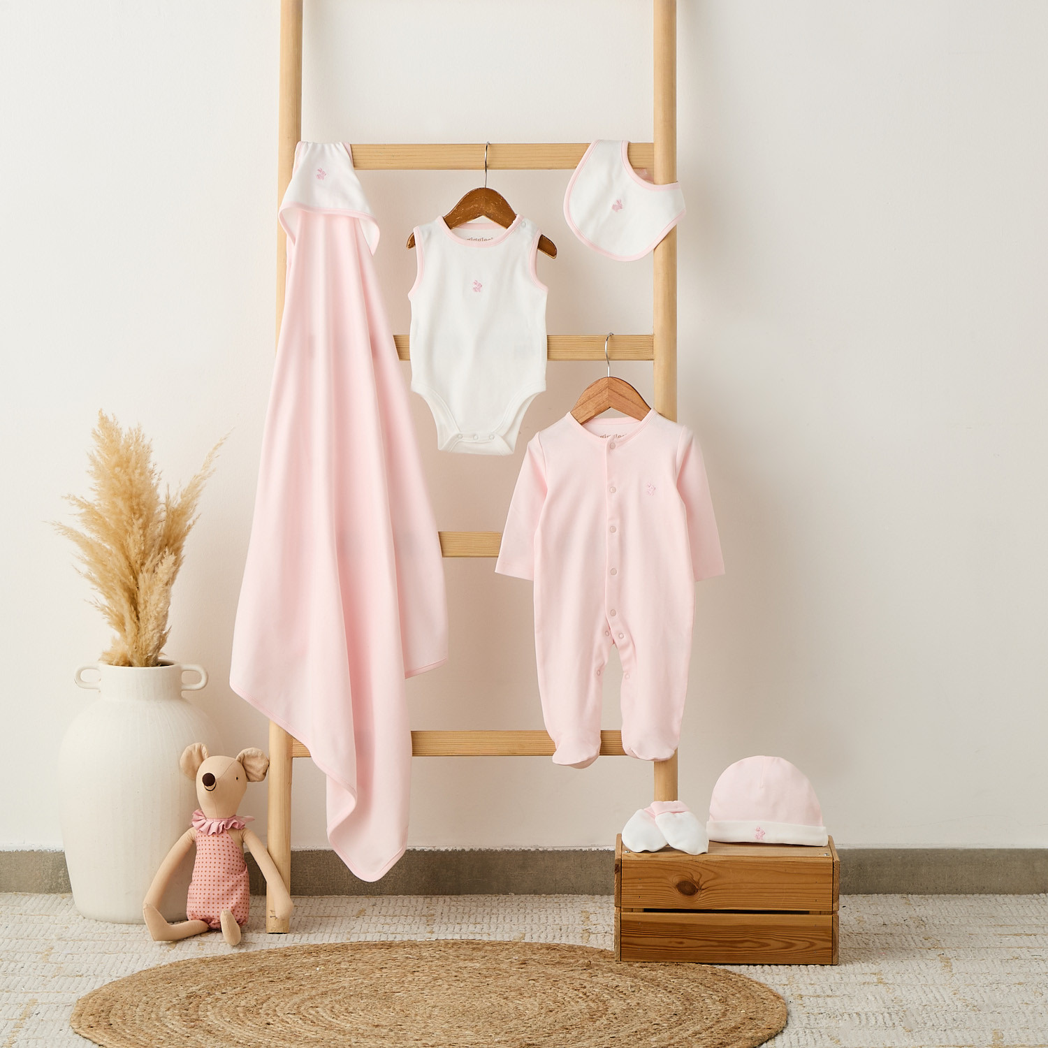 طقم هدايا ملابس مطرز من جيجلز - 6 قطع-baby-girls-clothing-setsandcoords-image-12