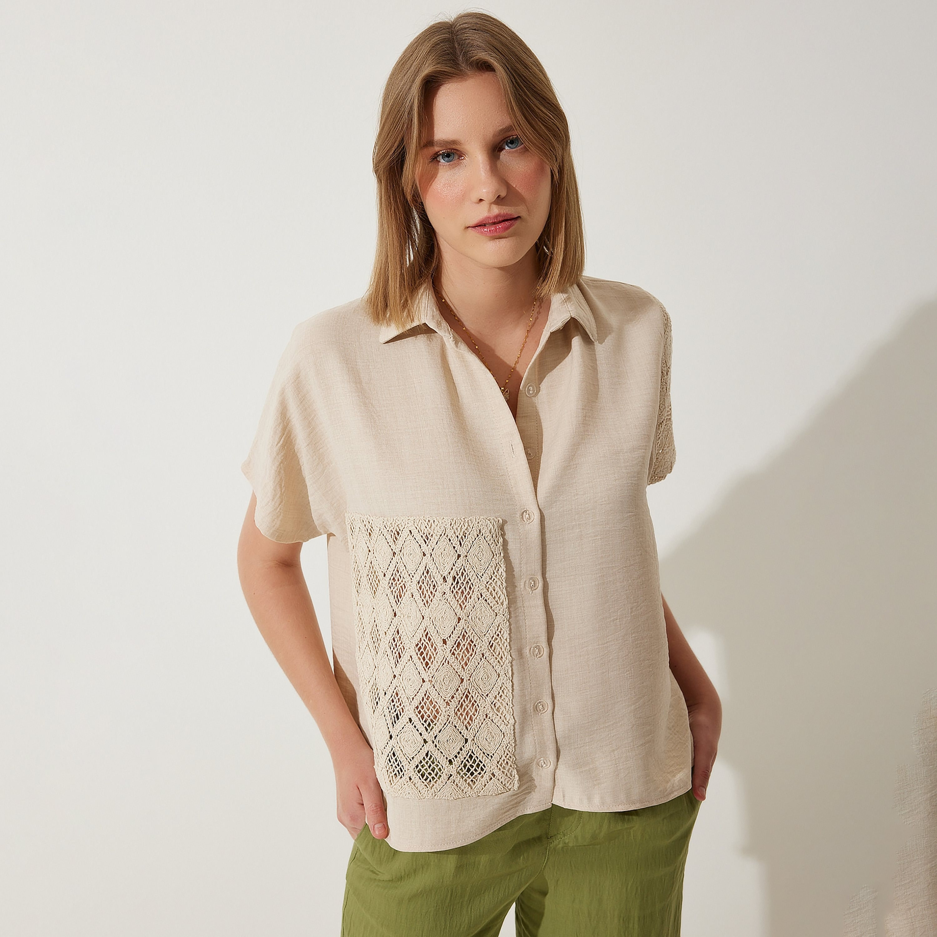 قميص نسائي بيج بياقة من الكروشيه من دانتيل إسطنبول من سعادة إسطنبول-women-clothing-shirtsandblouses-shirts-image-1