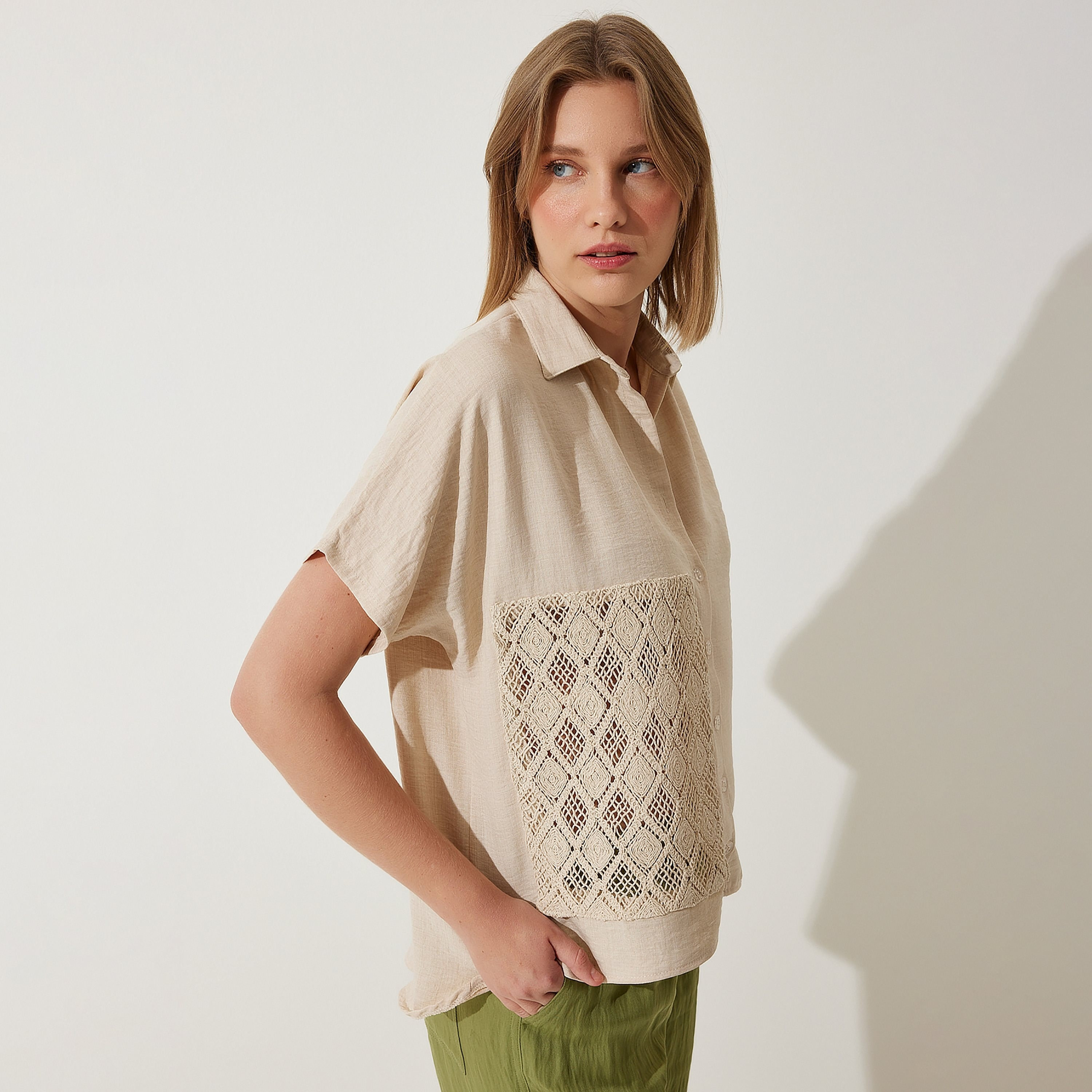 قميص نسائي بيج بياقة من الكروشيه من دانتيل إسطنبول من سعادة إسطنبول-women-clothing-shirtsandblouses-shirts-image-2