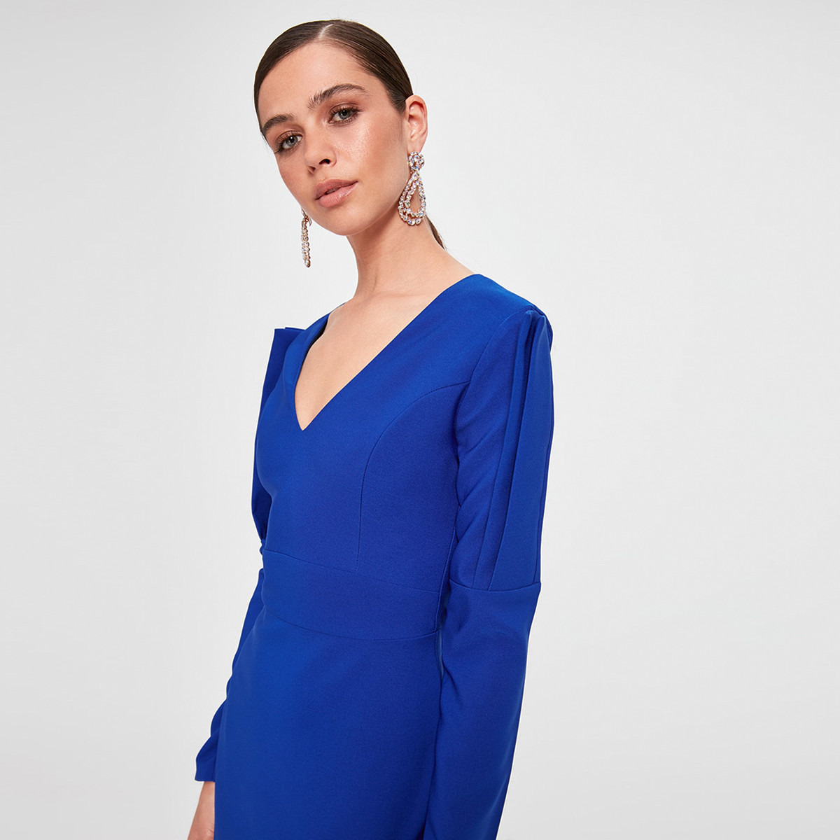 فستان بارز الملمس ميدي بقصّة ضيّقة وياقة V وأكمام طويلة من ترينديول-women-clothing-dresses-image-4