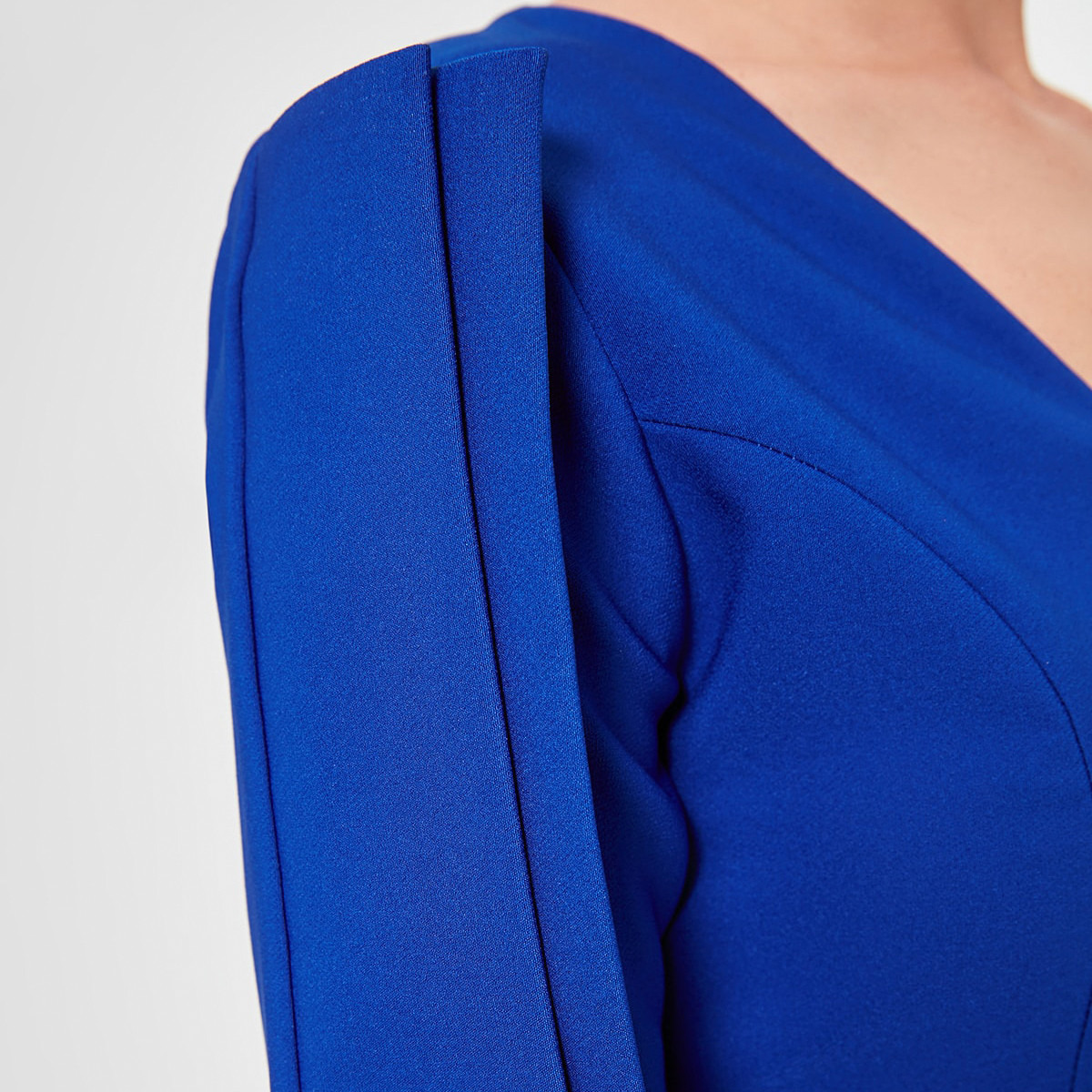 فستان بارز الملمس ميدي بقصّة ضيّقة وياقة V وأكمام طويلة من ترينديول-women-clothing-dresses-image-6