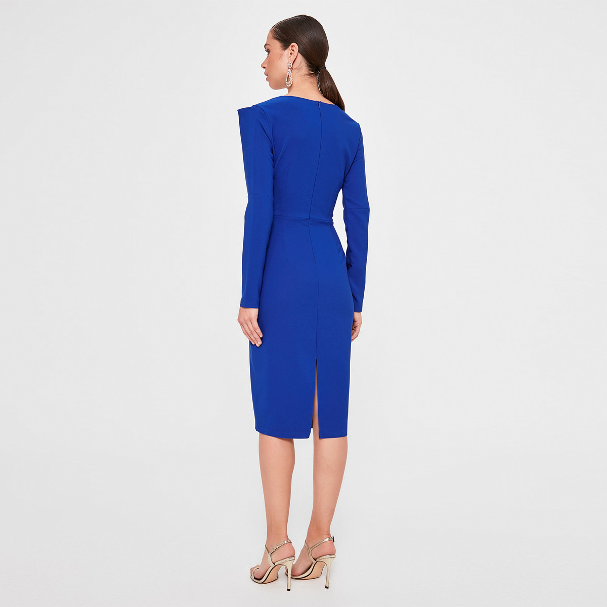 فستان بارز الملمس ميدي بقصّة ضيّقة وياقة V وأكمام طويلة من ترينديول-women-clothing-dresses-image-7