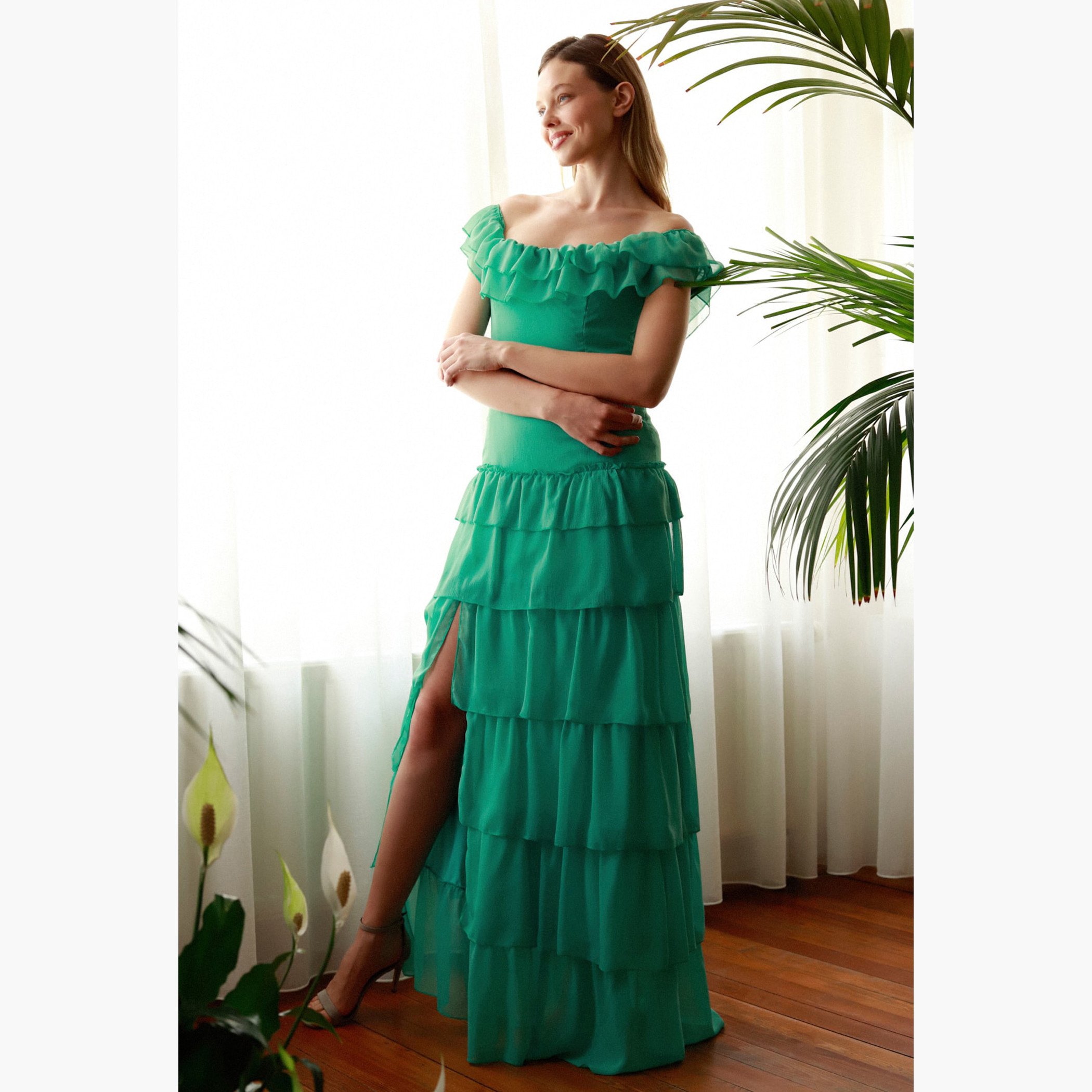 فستان طويل متعدد الطبقات بأكتاف مكشوفة وتفاصيل فتحة أماميّة من ترينديول-women-clothing-dresses-image-2