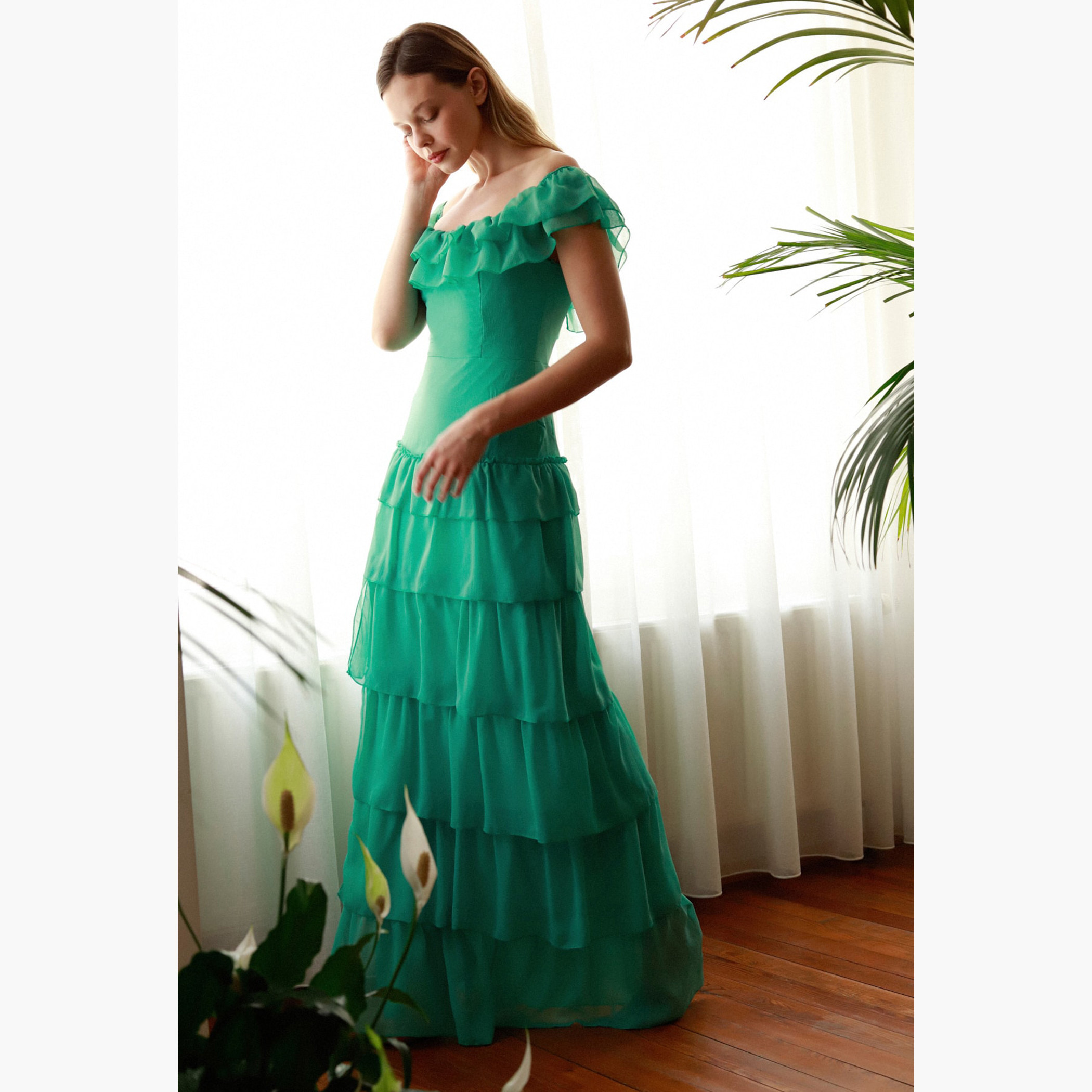 فستان طويل متعدد الطبقات بأكتاف مكشوفة وتفاصيل فتحة أماميّة من ترينديول-women-clothing-dresses-image-1