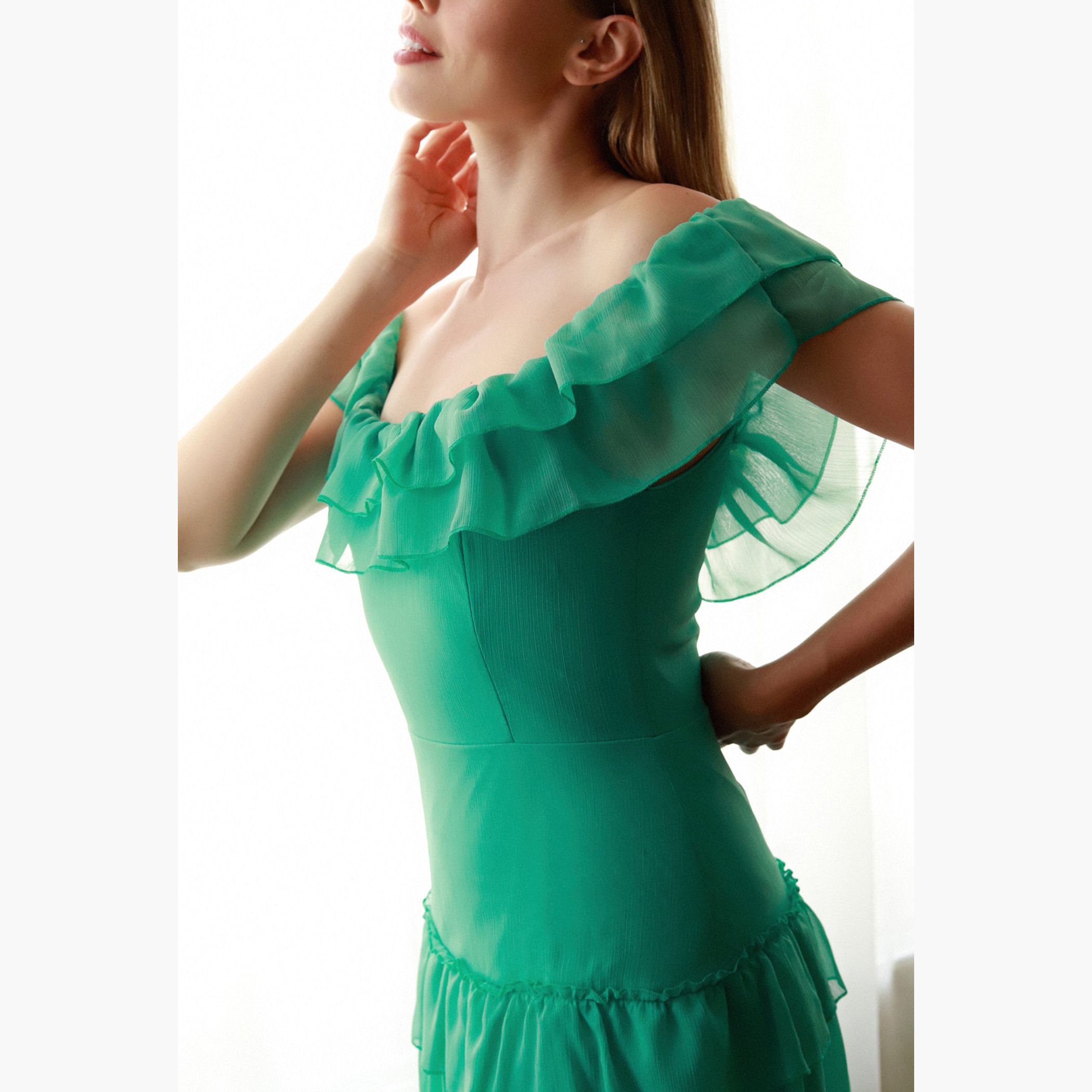 فستان طويل متعدد الطبقات بأكتاف مكشوفة وتفاصيل فتحة أماميّة من ترينديول-women-clothing-dresses-image-3