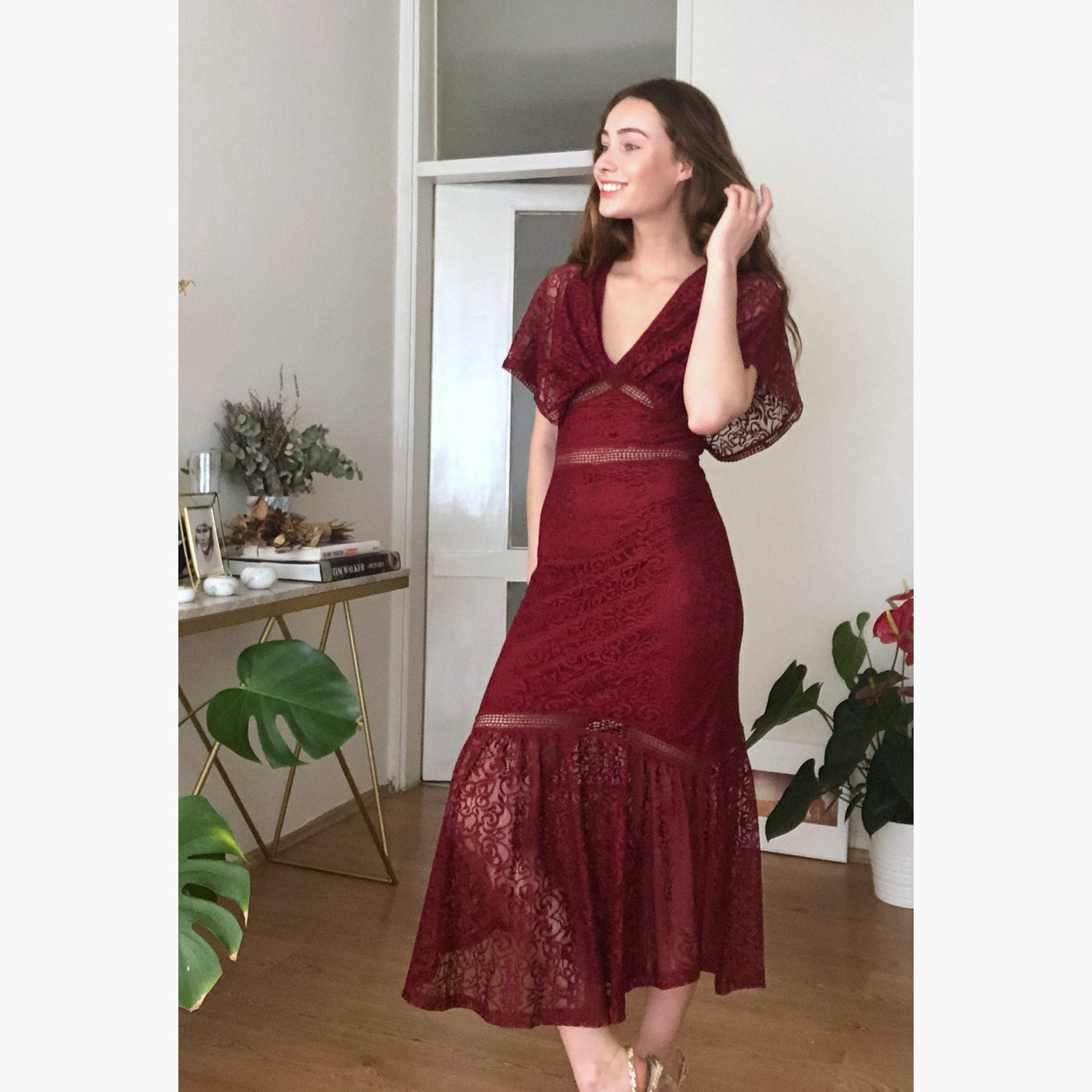 فستان دانتيل ميدي بياقة V وأكمام كاب من ترينديول-women-clothing-dresses-image-1