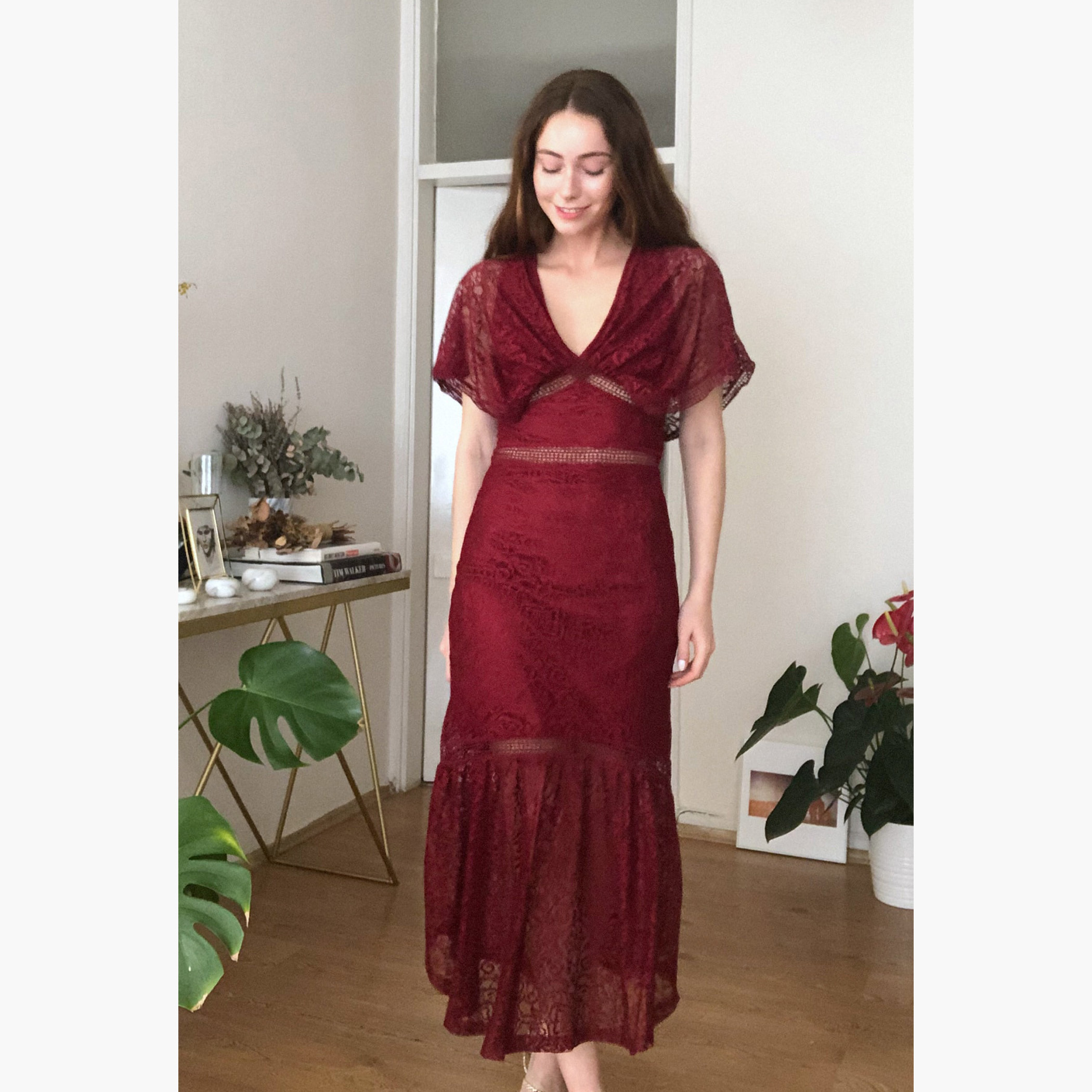 فستان دانتيل ميدي بياقة V وأكمام كاب من ترينديول-women-clothing-dresses-image-2