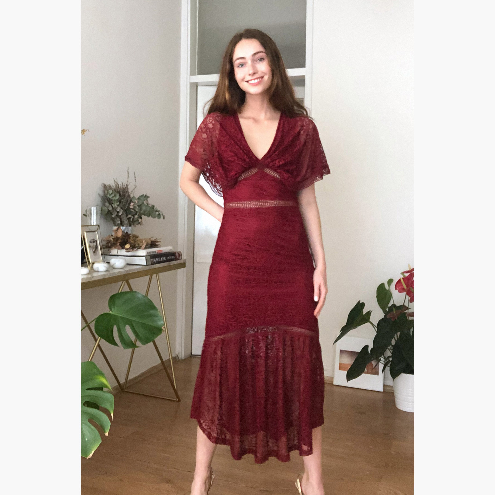 فستان دانتيل ميدي بياقة V وأكمام كاب من ترينديول-women-clothing-dresses-image-3