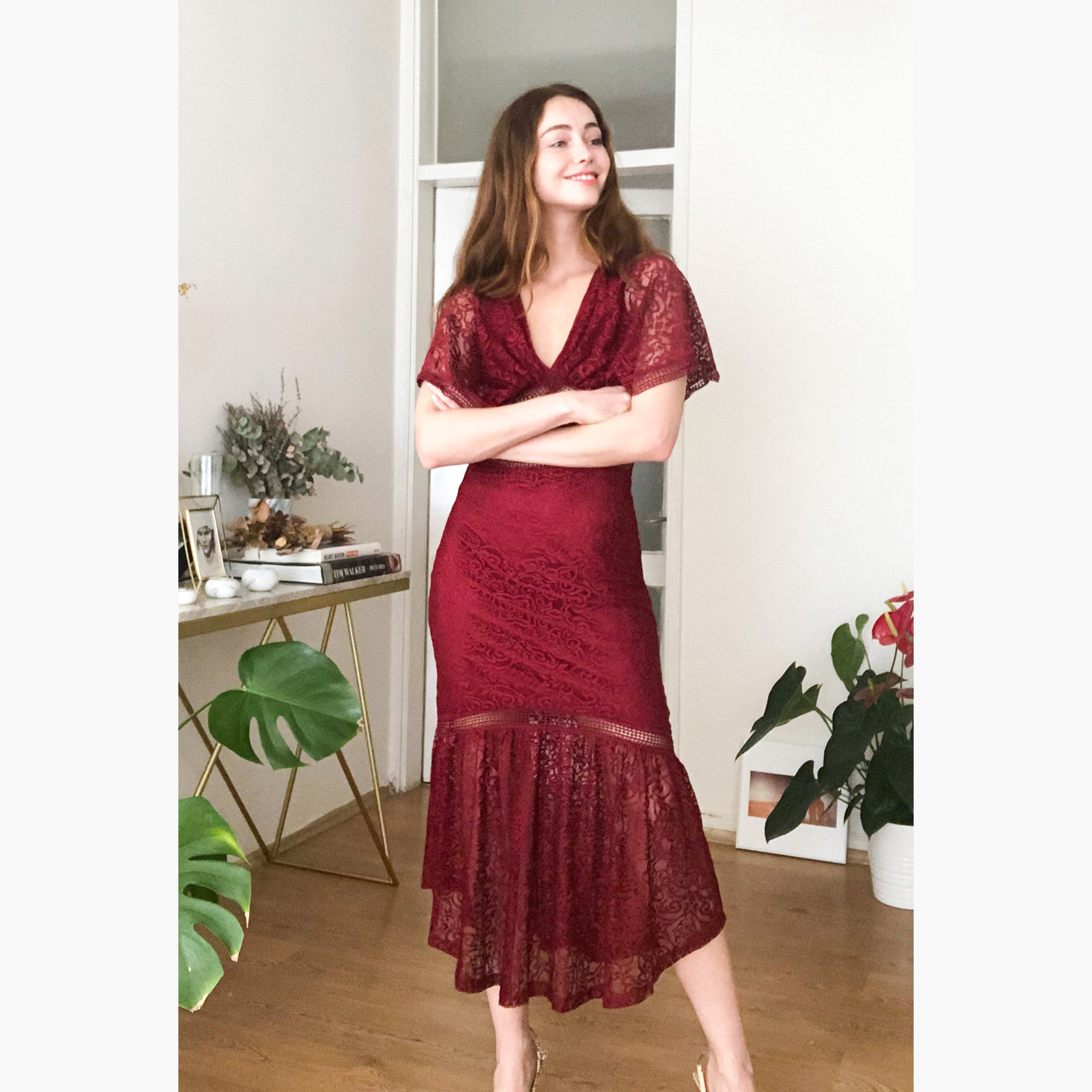 فستان دانتيل ميدي بياقة V وأكمام كاب من ترينديول-women-clothing-dresses-image-5