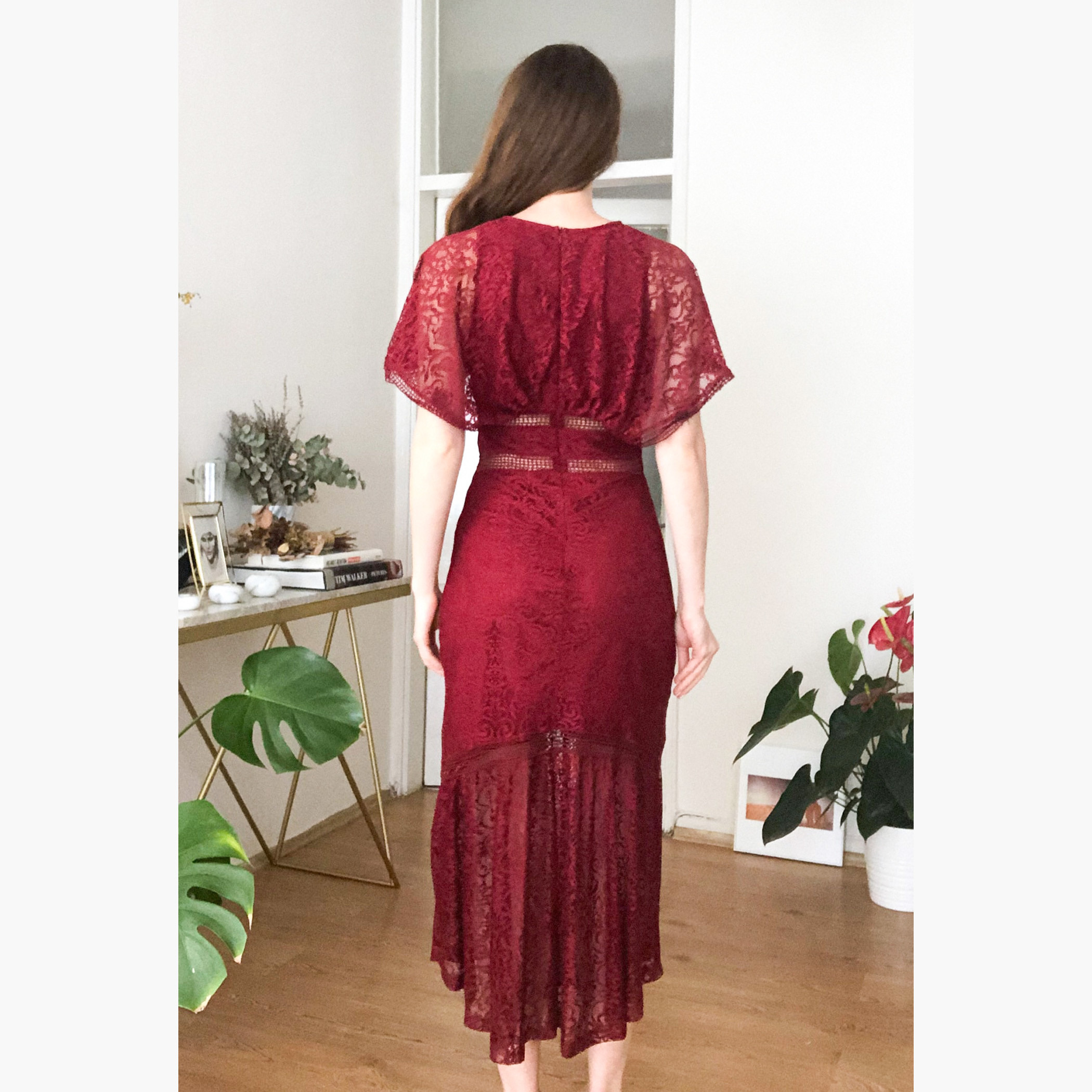 فستان دانتيل ميدي بياقة V وأكمام كاب من ترينديول-women-clothing-dresses-image-6