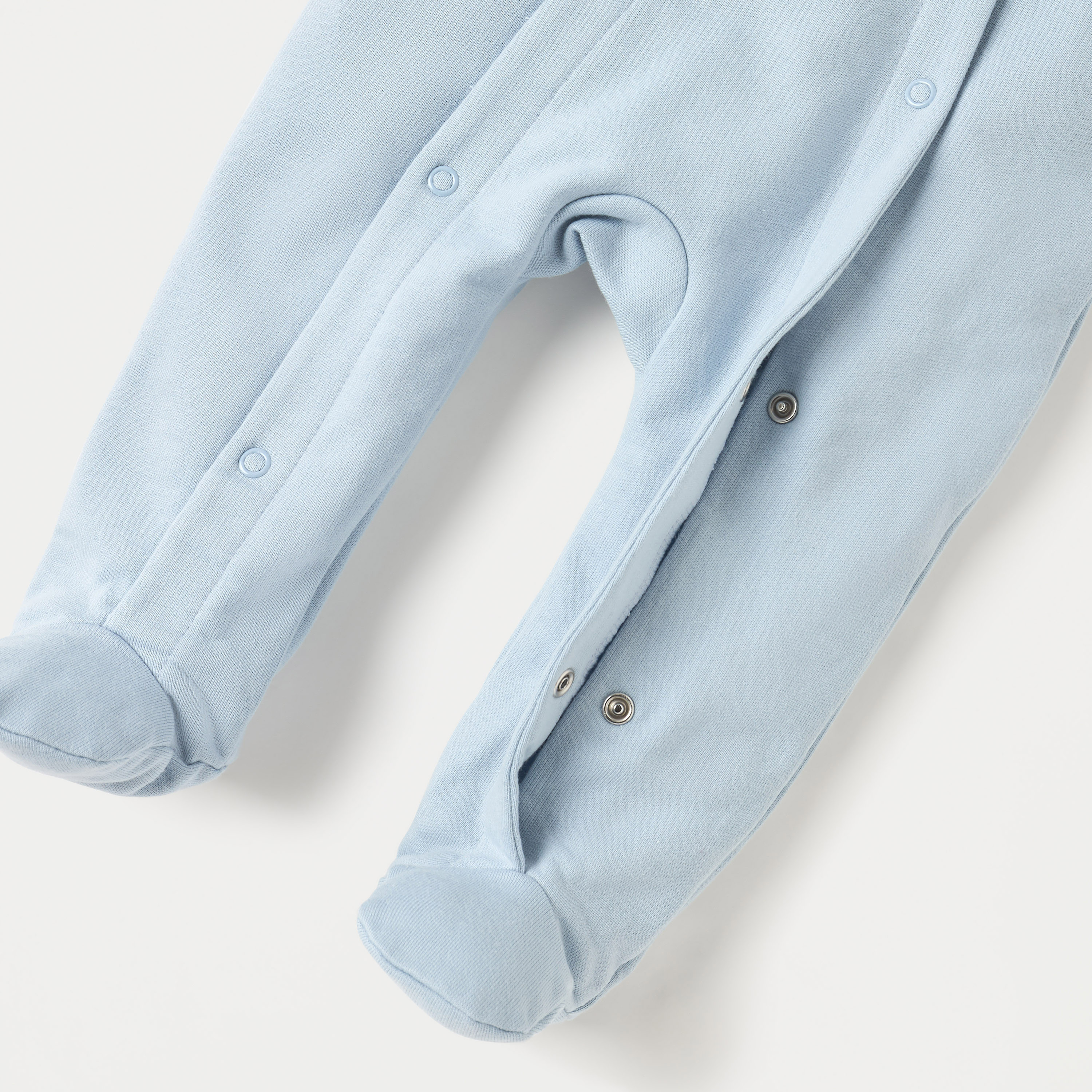 بدلة نوم مغلقة القدمين سادة بقبعة وأزرار إغلاق من جونيورز-baby-boys-clothing-nightwear-sleepsuits-image-4